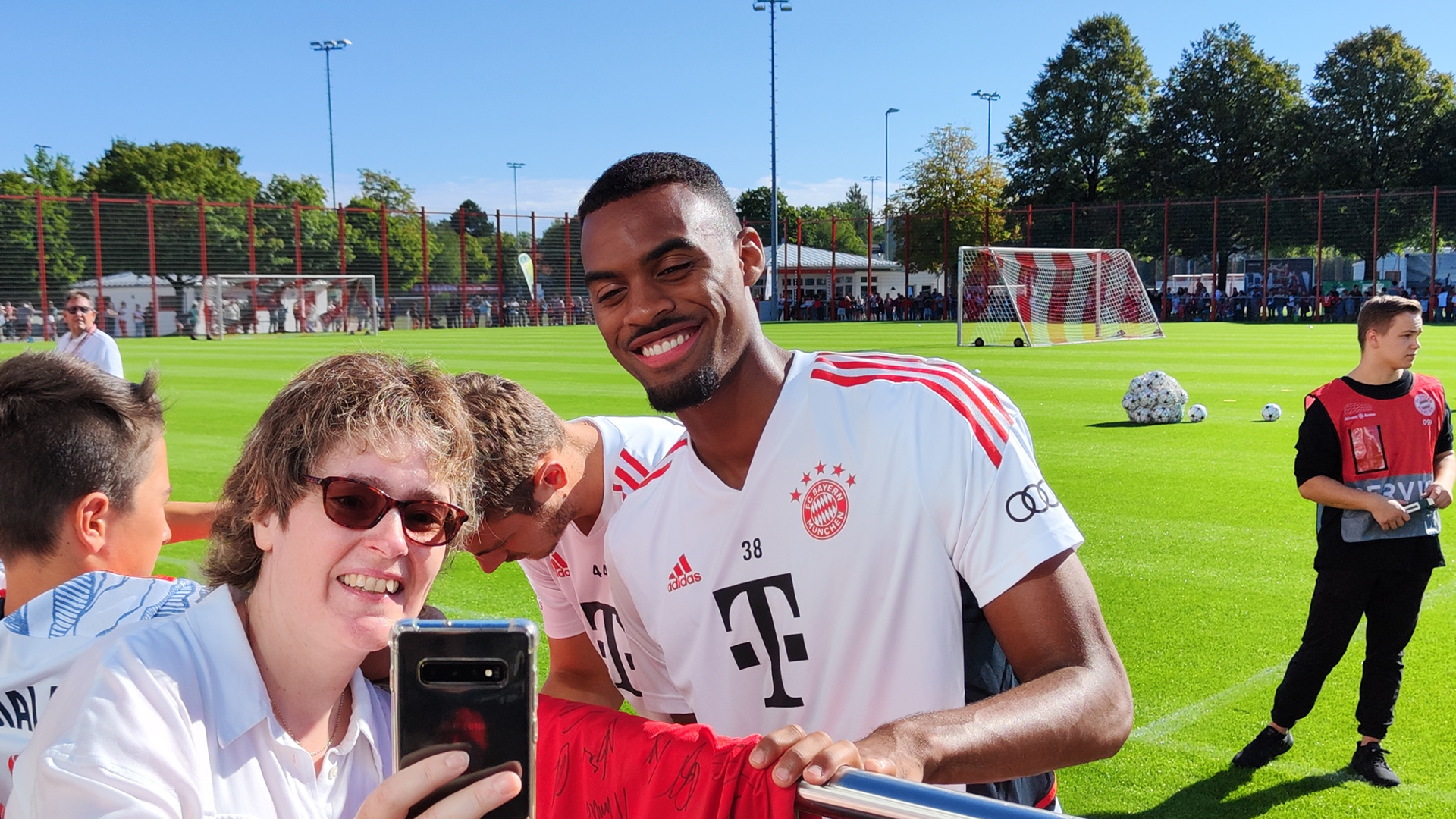 07-autogramme-oeffentliches-training-220904-fcb