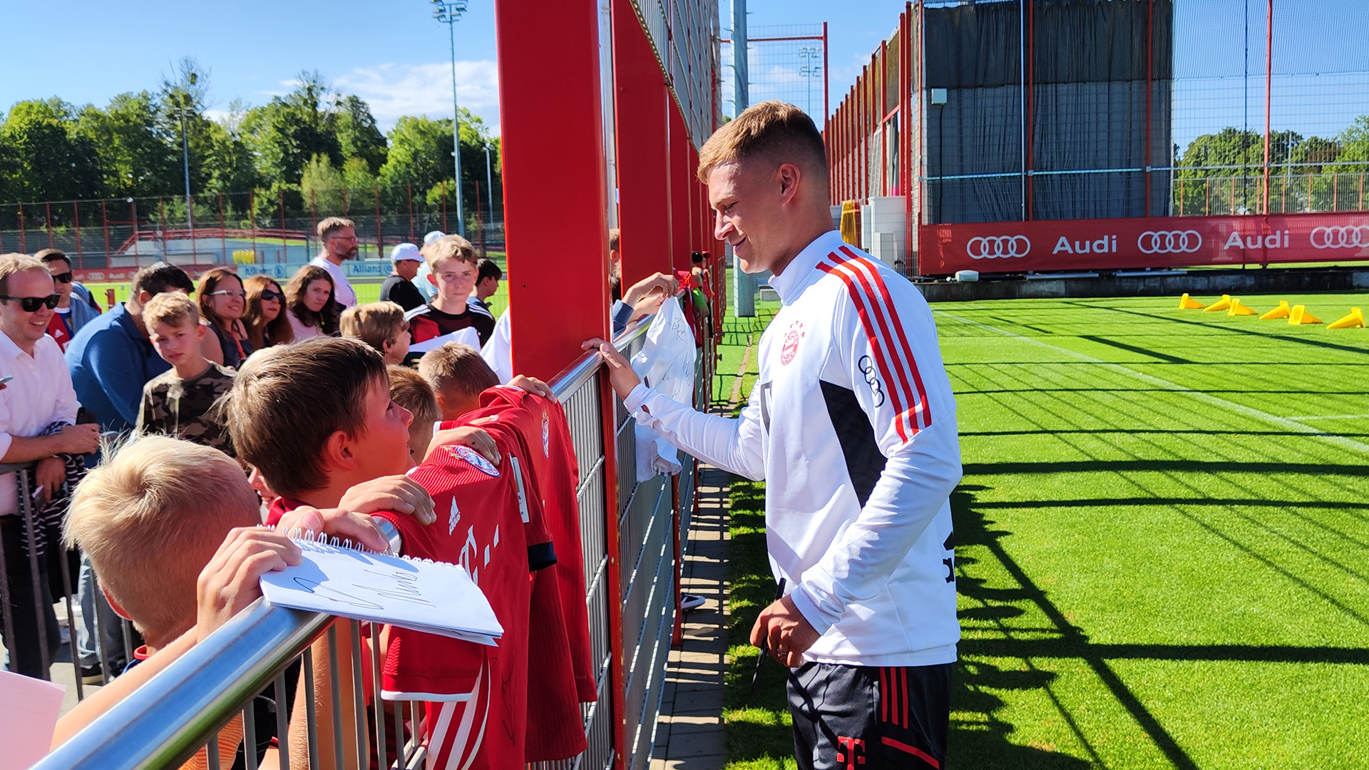 08-autogramme-oeffentliches-training-220904-fcb