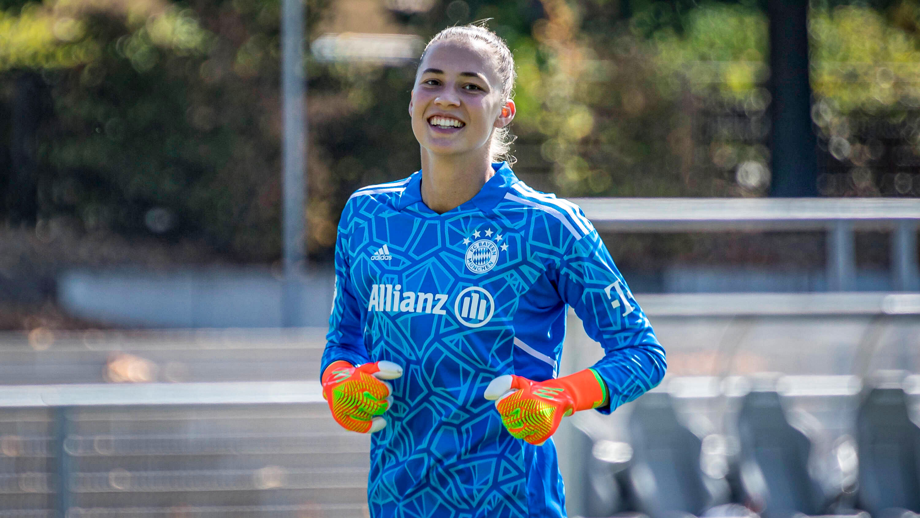 Torhüterin Juliane Schmid der FCB-Frauen II beim Spiel gegen Eintracht Frankfurt II.