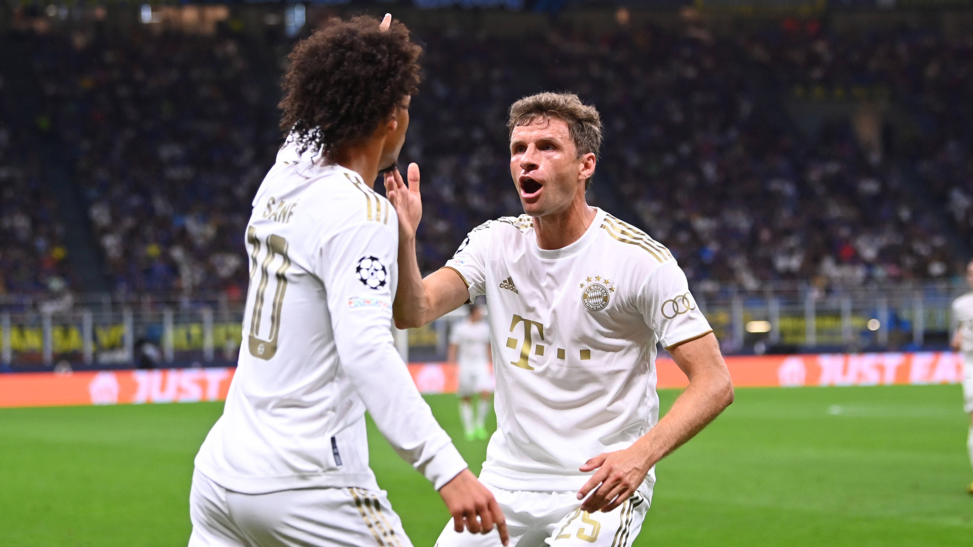 Jubel FC Bayern Leroy Sané und Thomas Müller