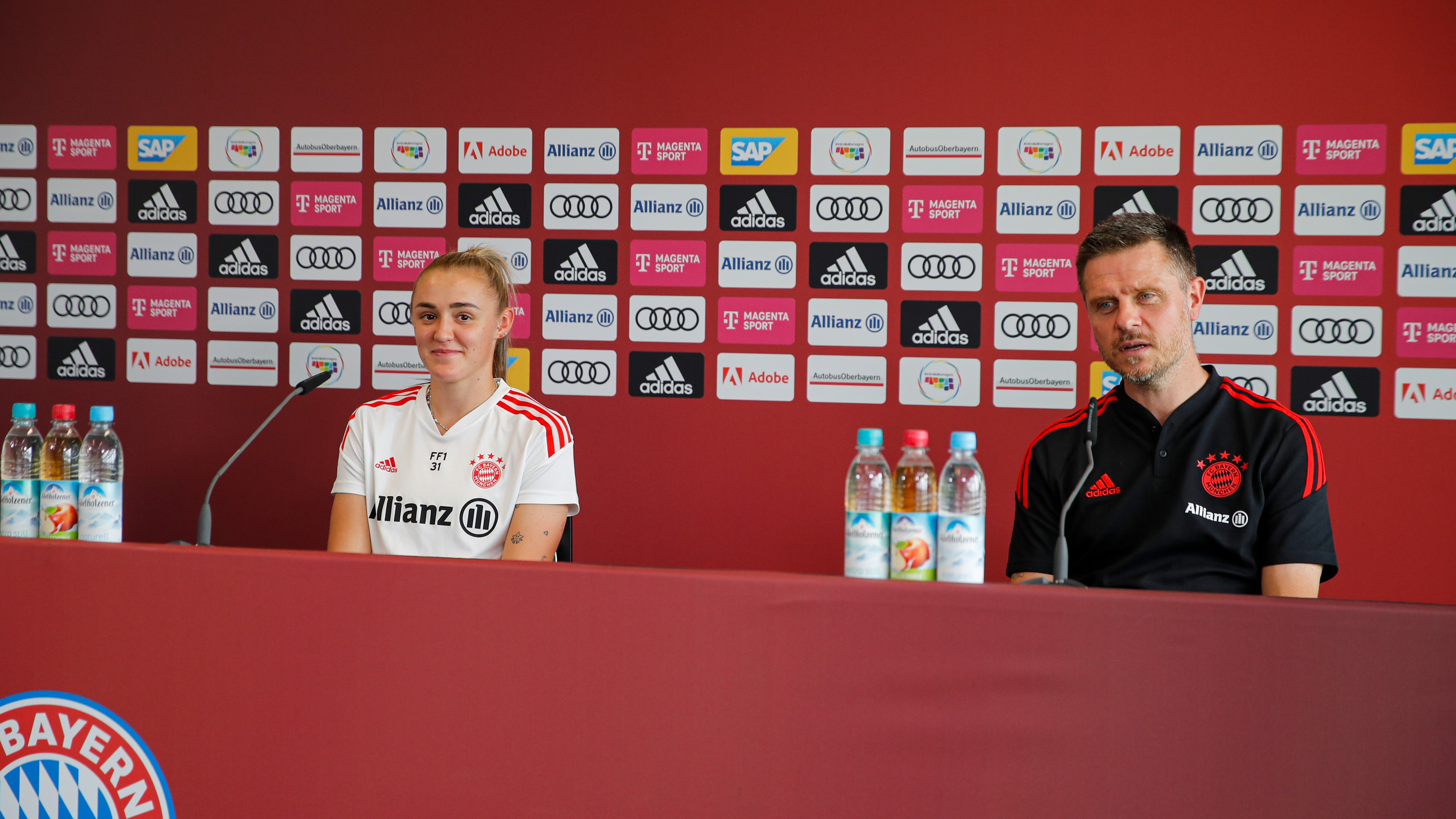 FC Bayern Frauen Alexander Straus und Georgia Stanway