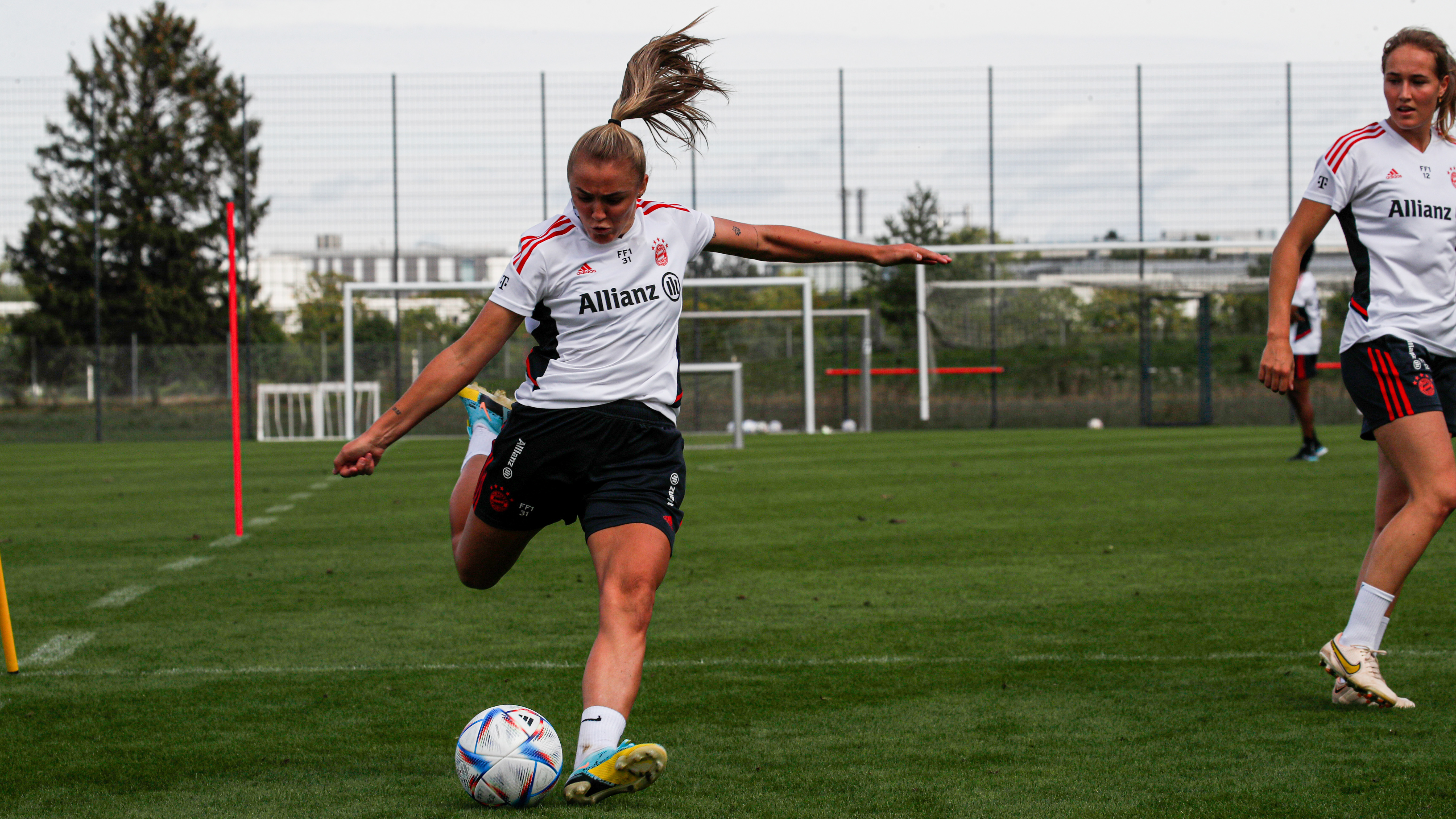 FC Bayern Frauen Training Georgia Stanway