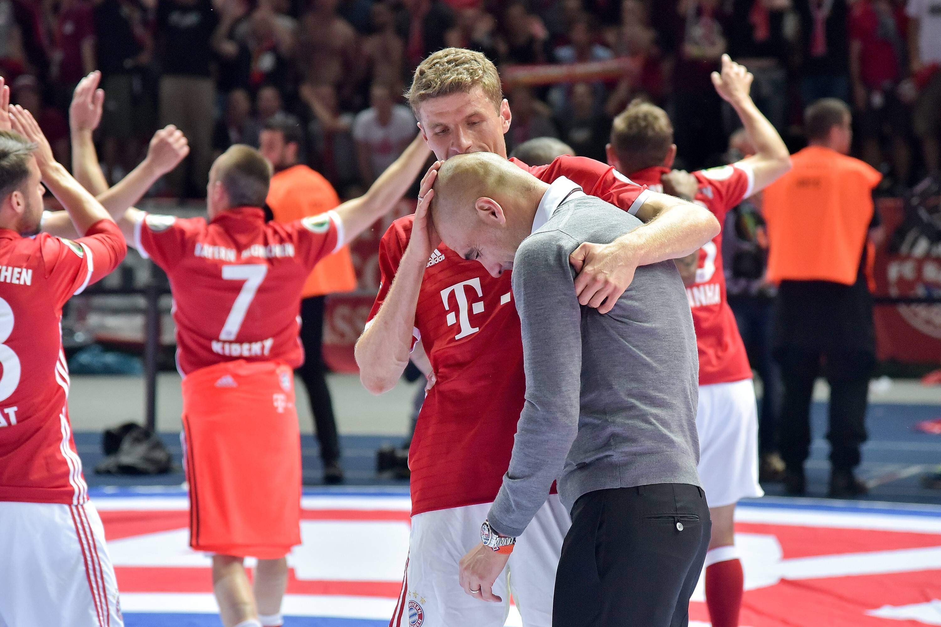 Thomas Müller und Pep Guardiola feiern Pokalsieg.