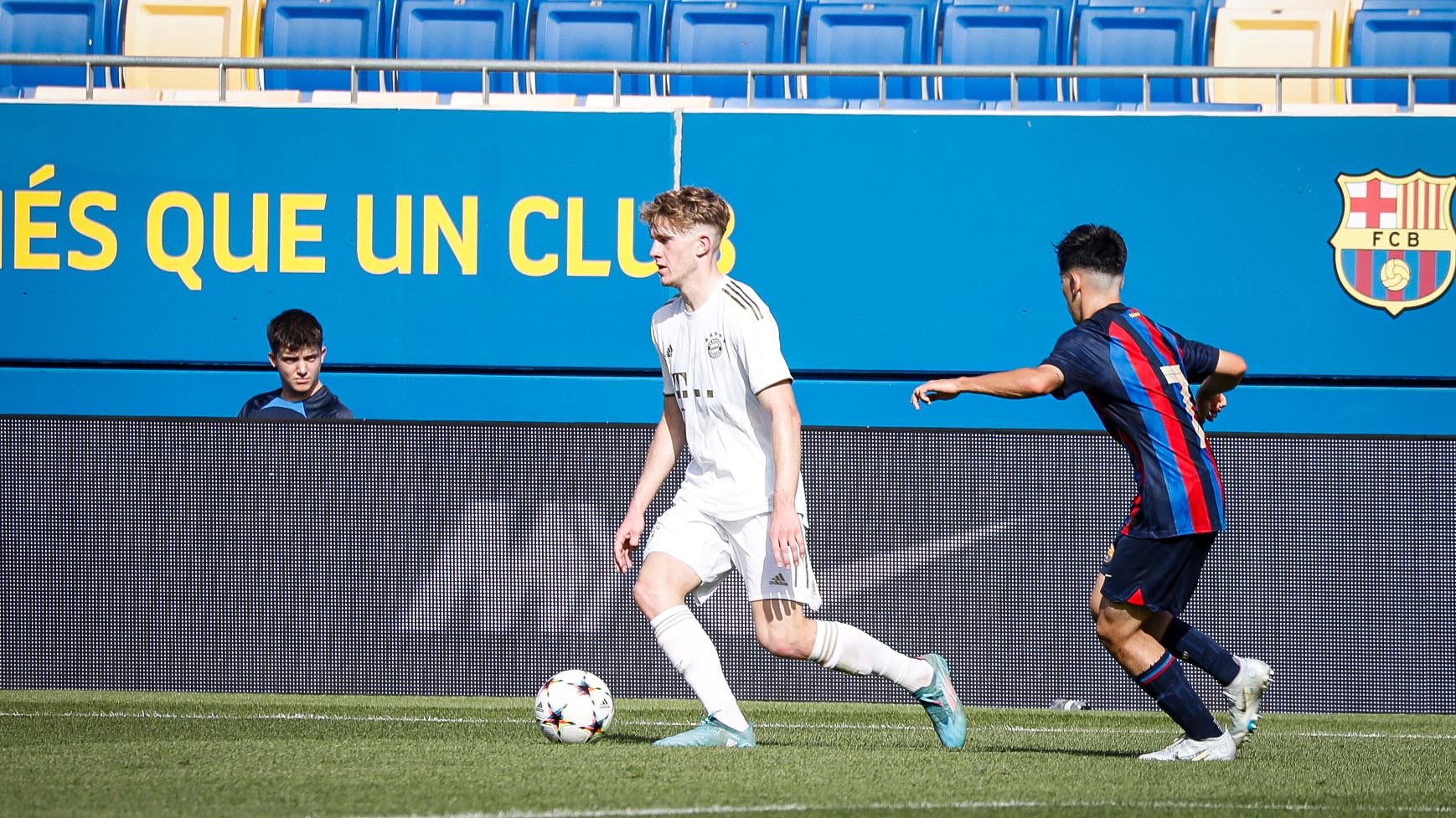 David Herold von der U19 des FC Bayern im Youth League-Spiel gegen den FC Barcelona.