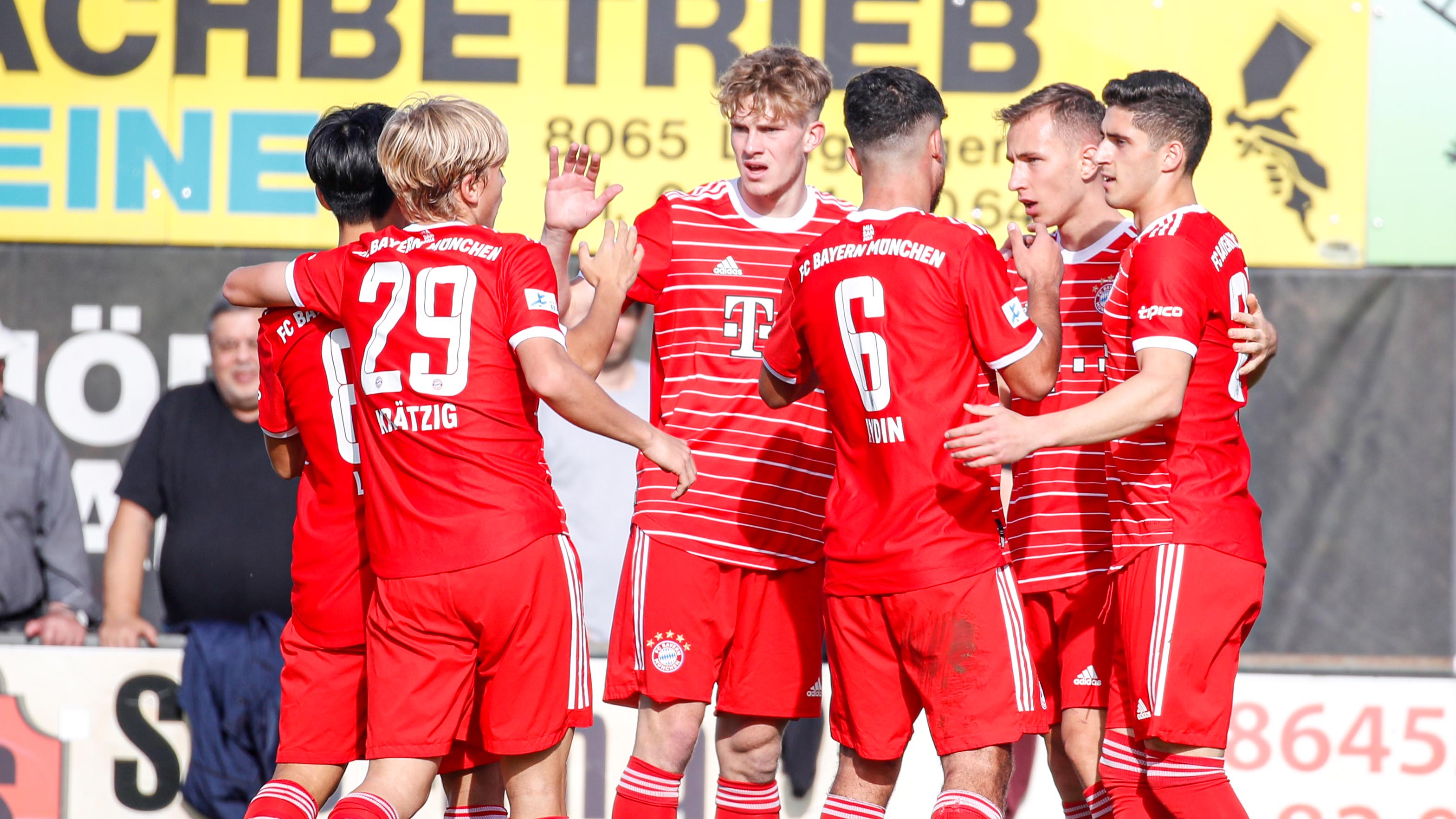 Die FC Bayern Amateure bejubelten ihren Führungstreffen gegen den FC Pipinsried.