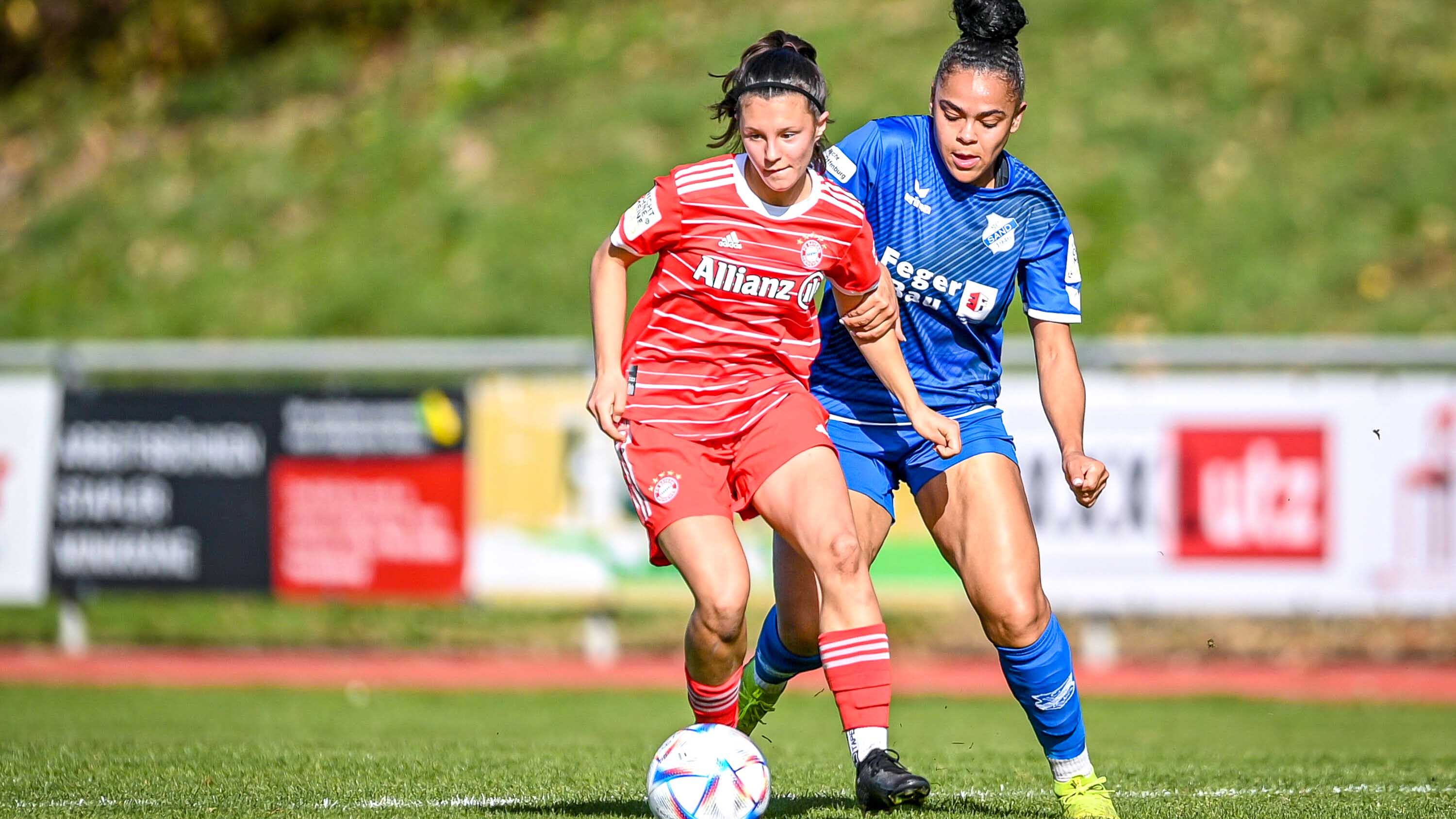 Die FC Bayern Frauen zwei im Spiel gegen den SC Sand.