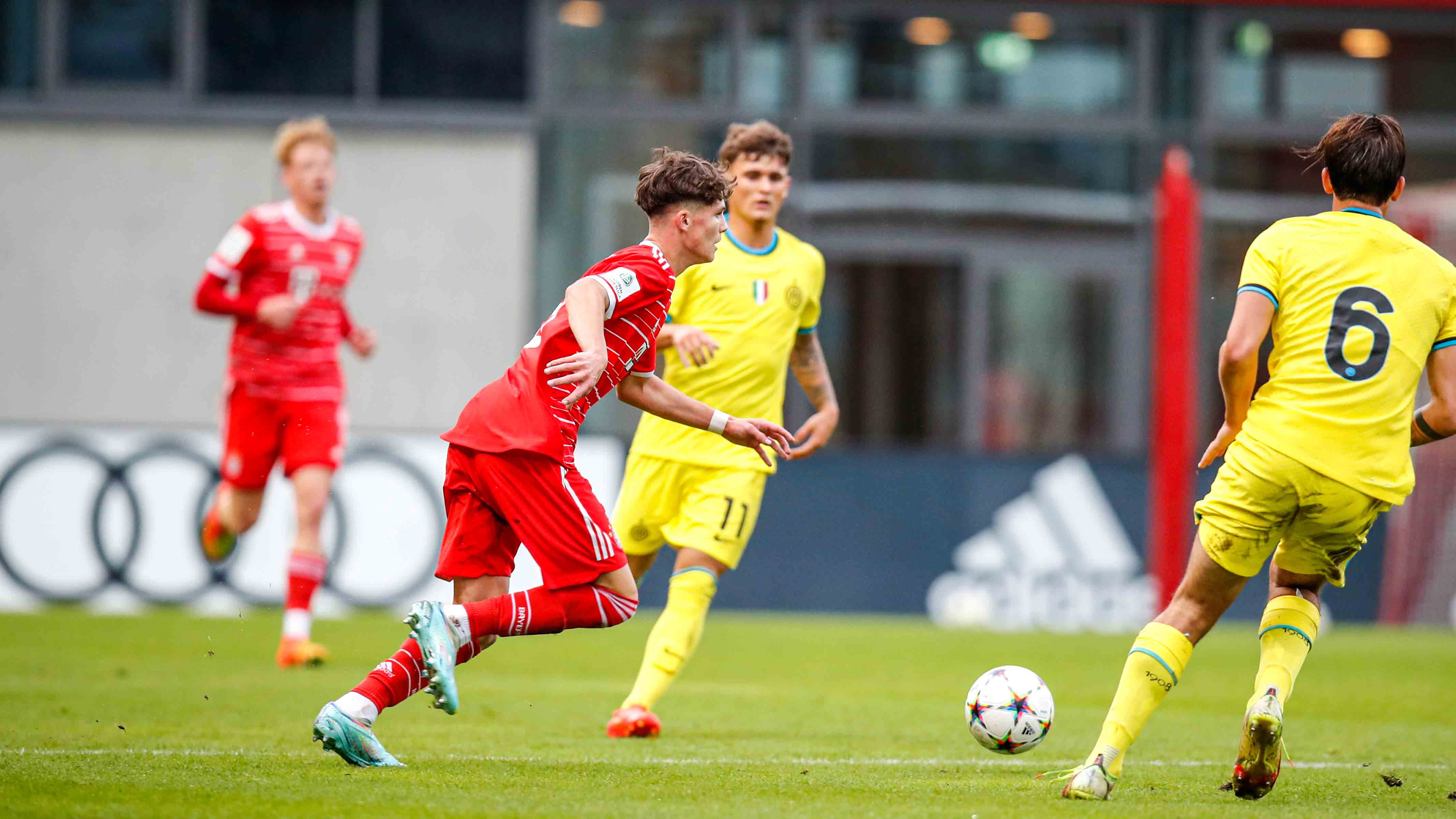 Luka Klanac von der U19 des FC Bayern beim Youth League-Heimspiel gegen Inter Mailand.