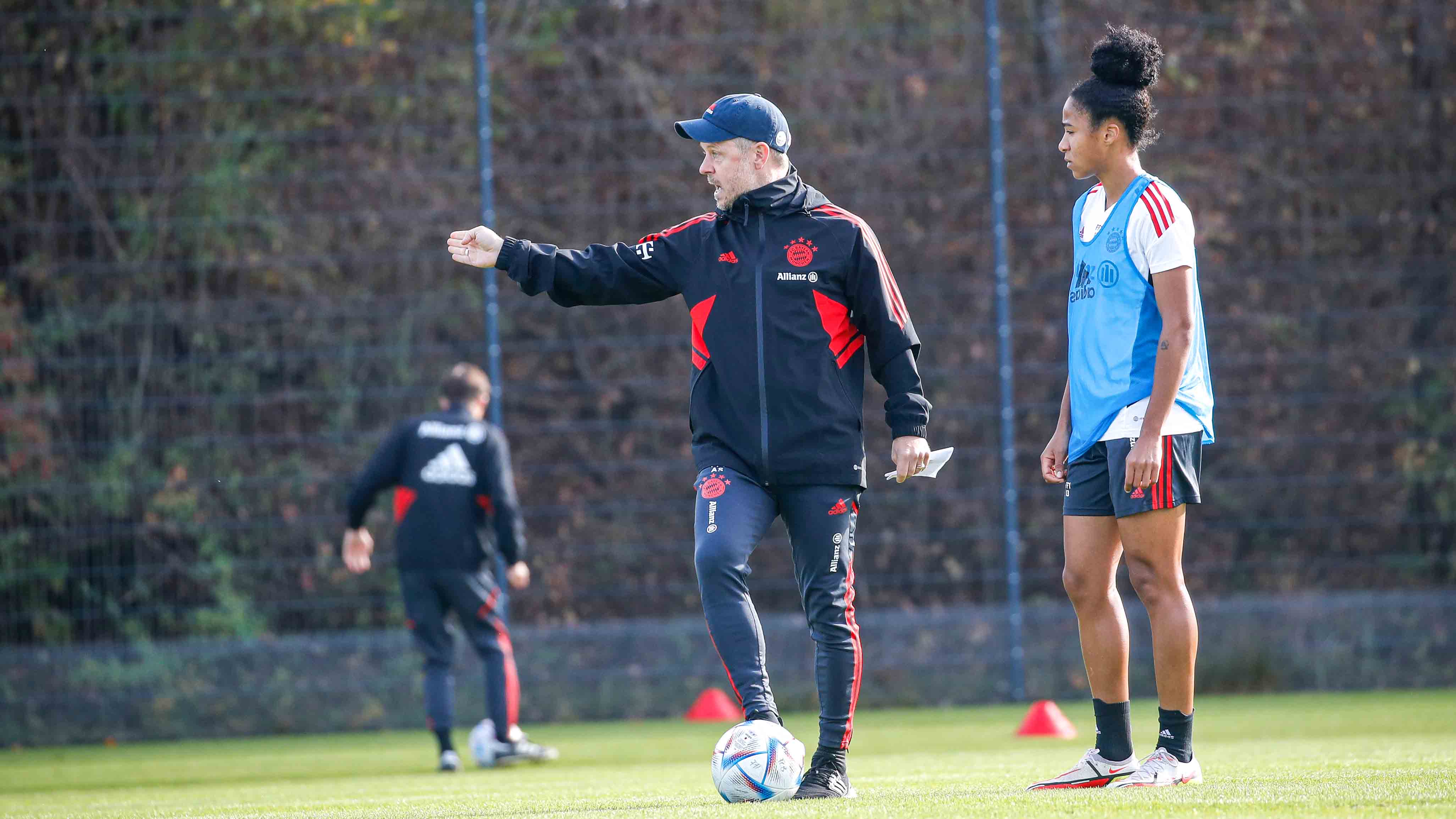 FC Bayern Frauen Training Alexander Straus