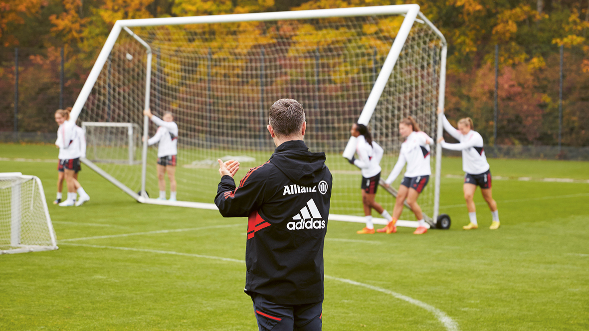 FC Bayern Frauen Alexander Straus