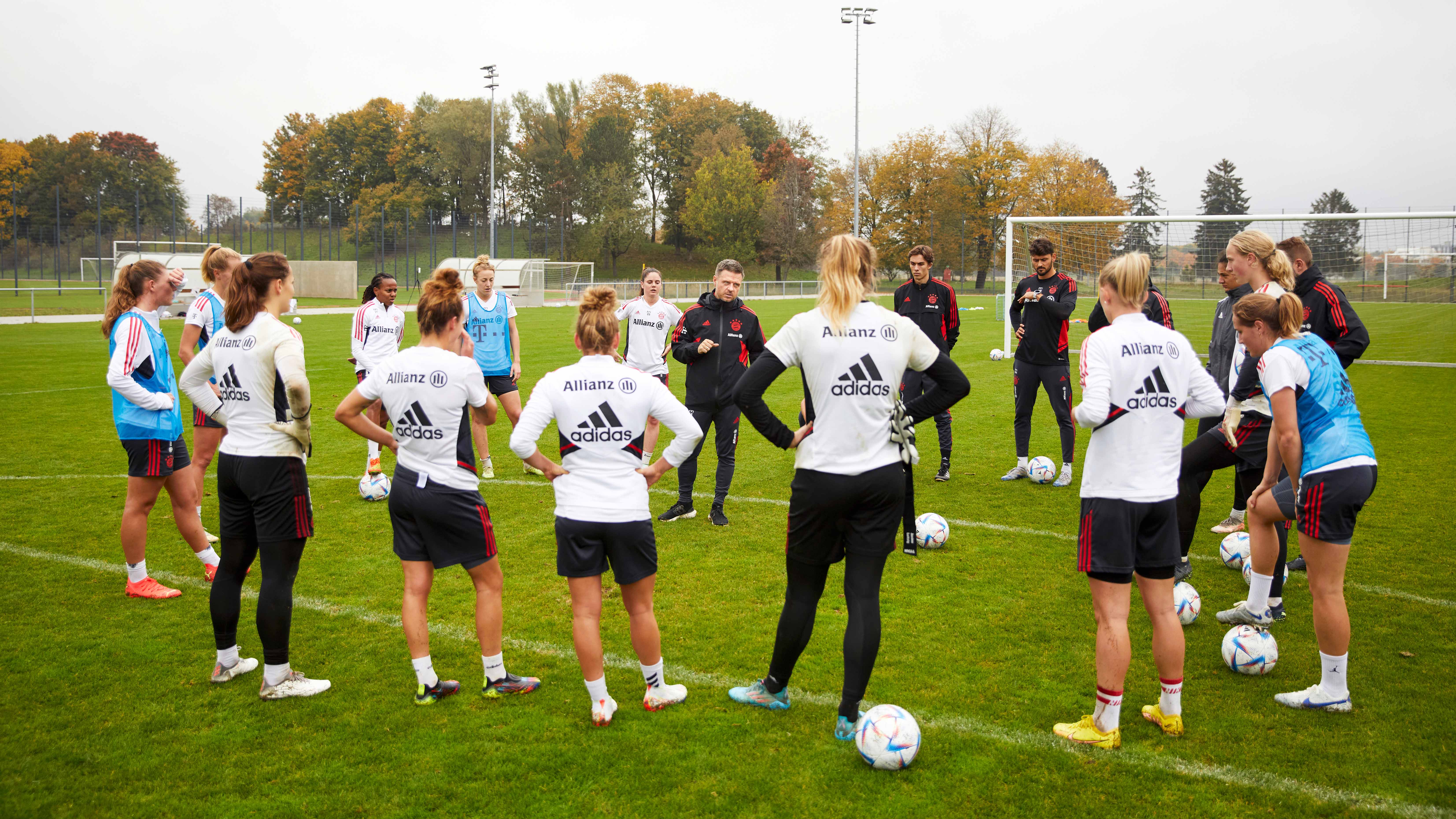 Alexander Straus beim Training der FC Bayern Frauen