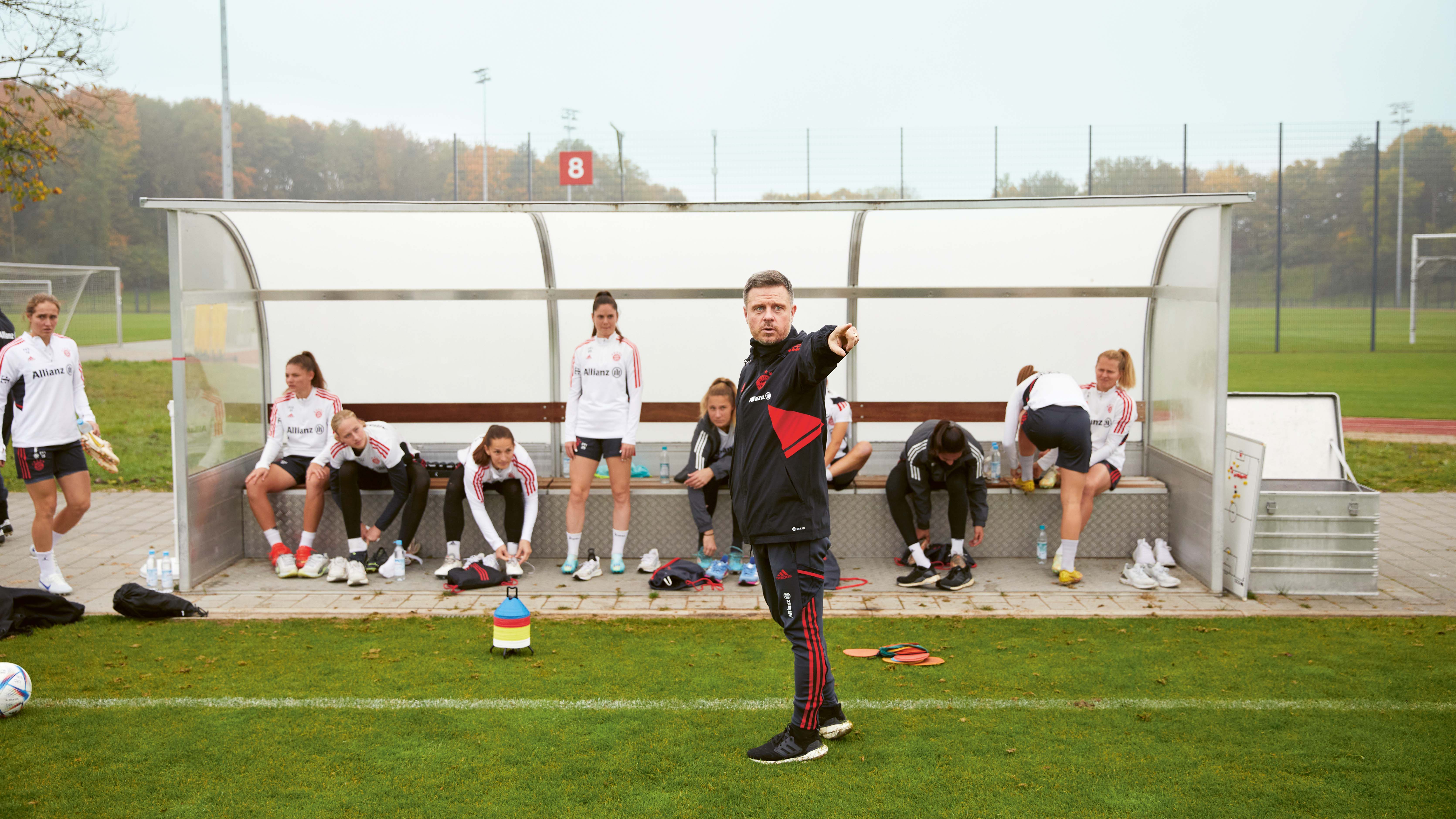 Trainer der FC Bayern Frauen Alexander Straus