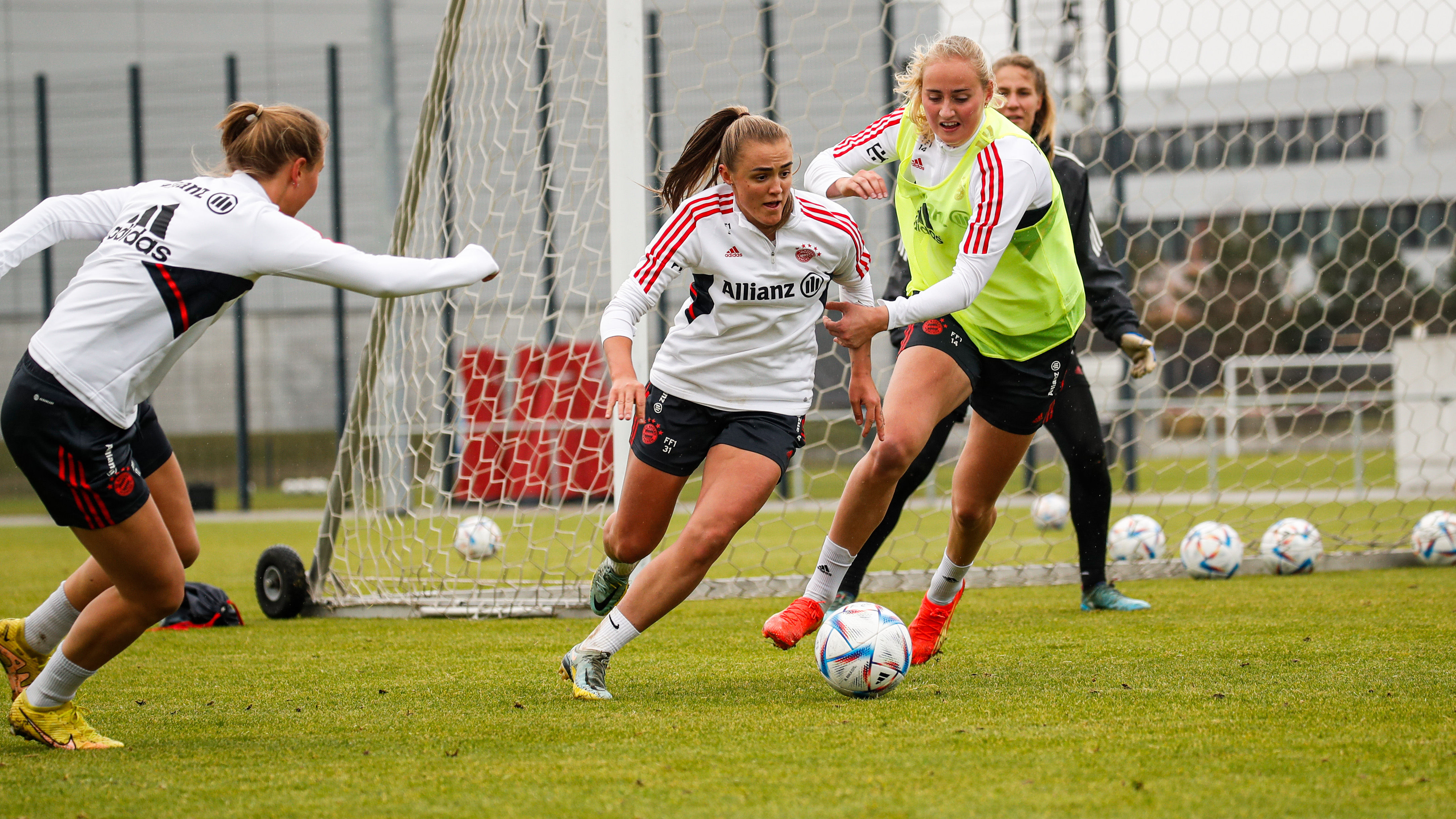 Training FC Bayern Frauen Georgia Stanway