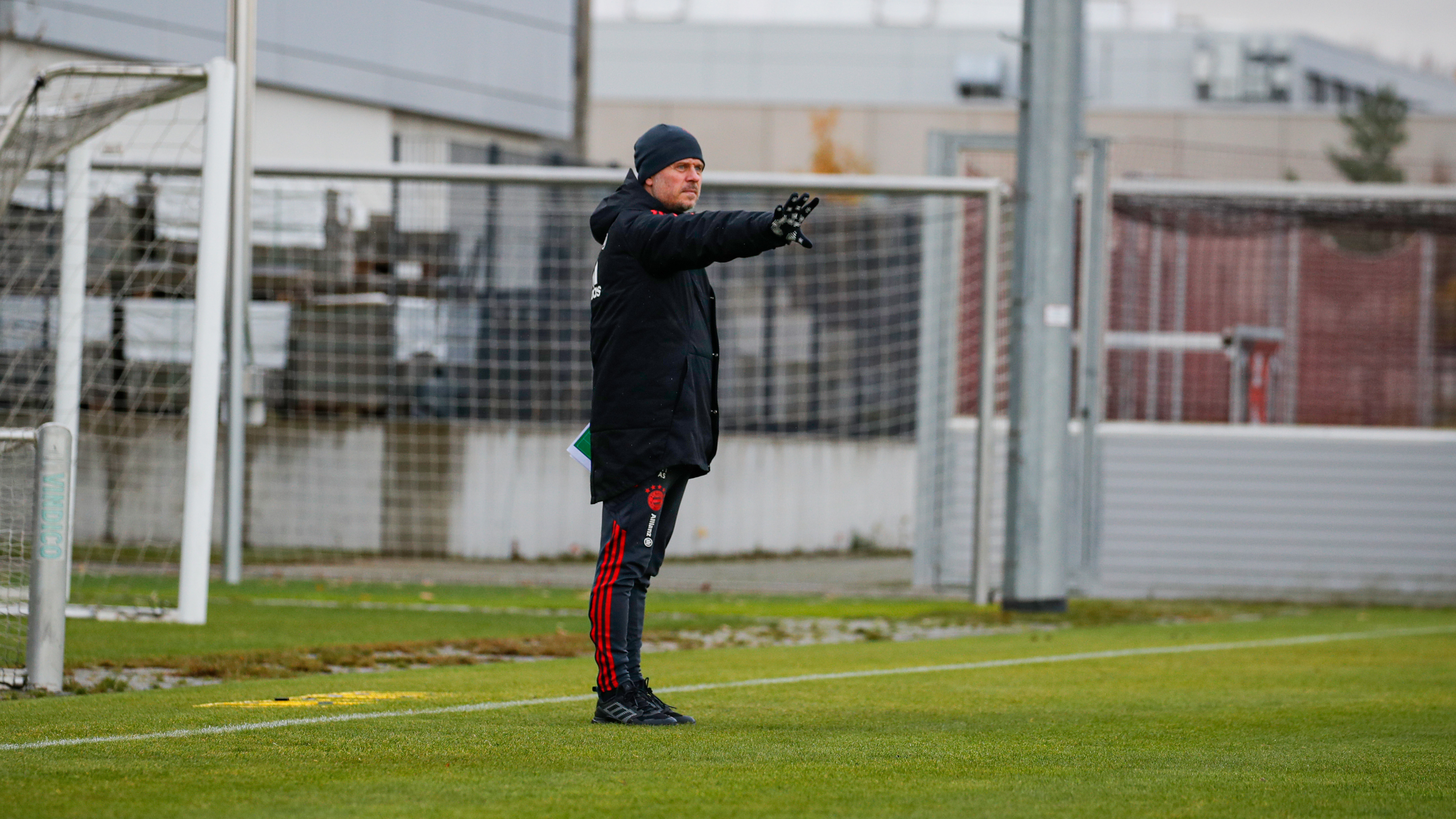 FC Bayern Frauen Training Alexander Straus