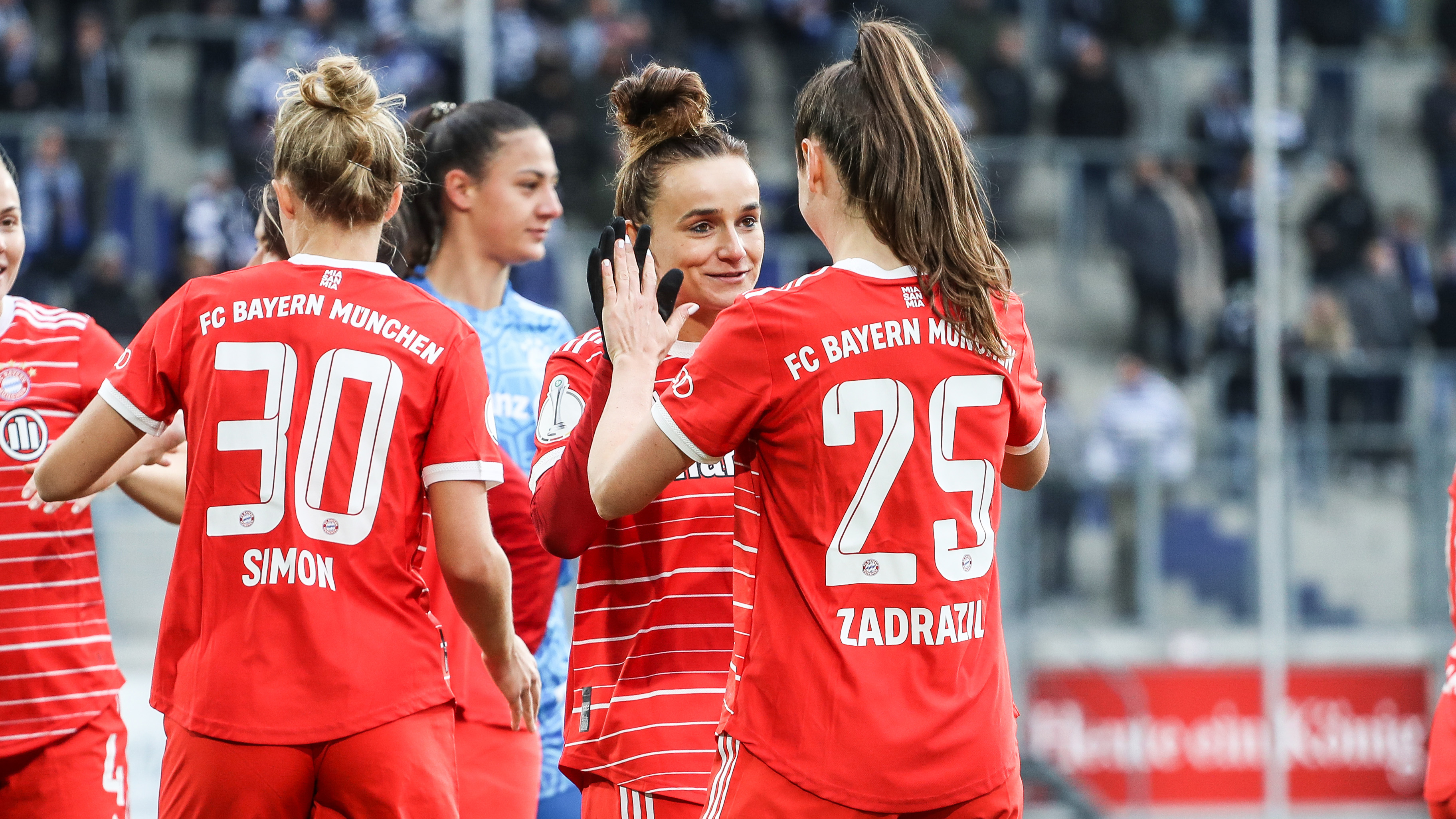 Lina Magull Sarah Zadrazil FC Bayern München Frauen DFB-Pokal