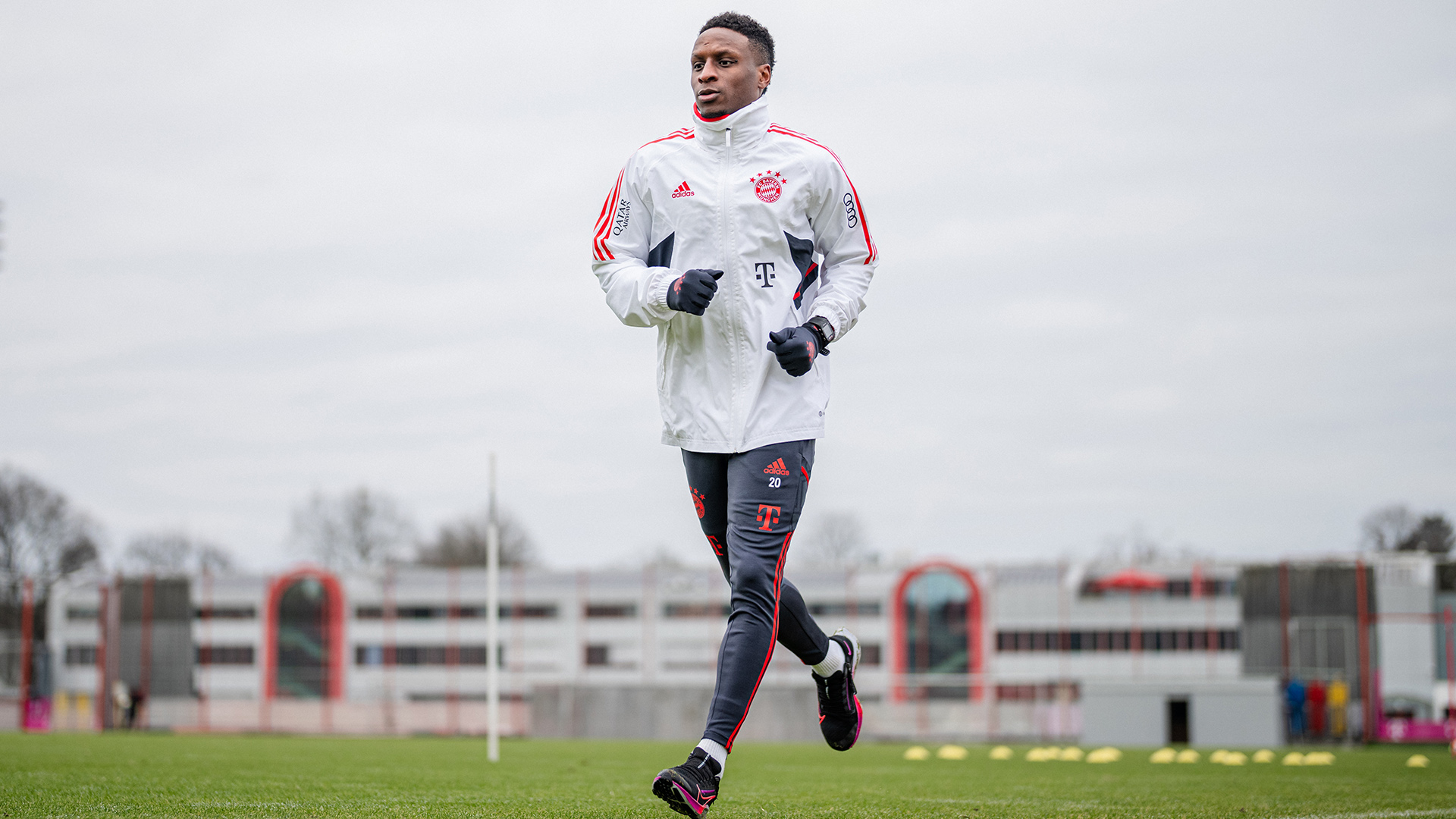 Bouna Sarr, running, FC Bayern