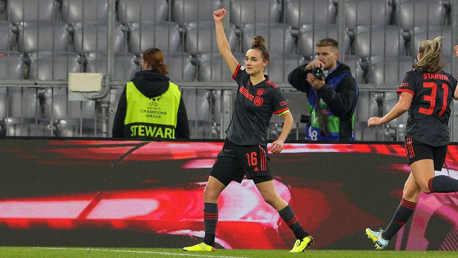 06-fcbfrauen-barcelona-221207-mel