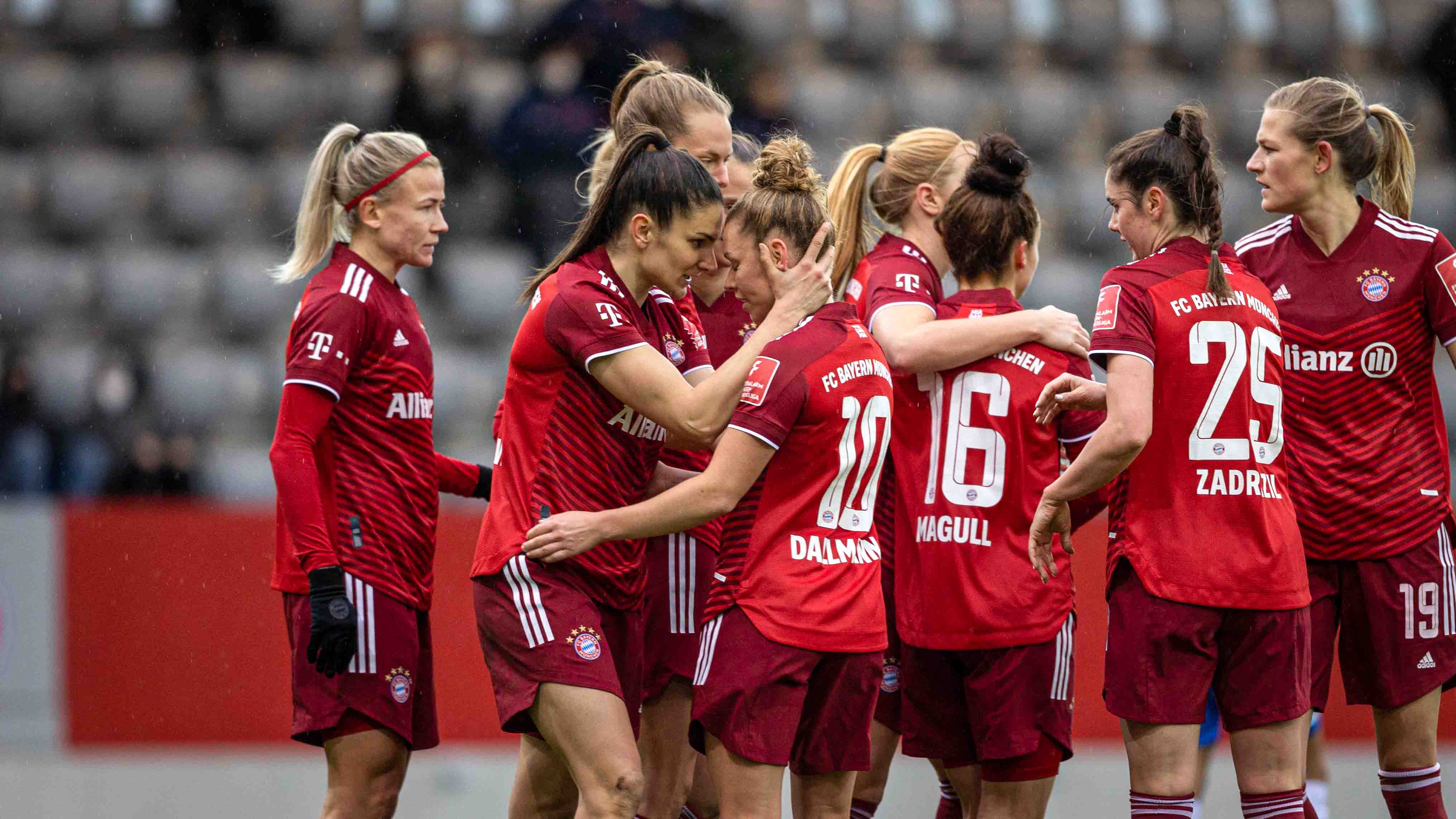 Die FC Bayern Frauen im Spiel gegen den SC Sand.