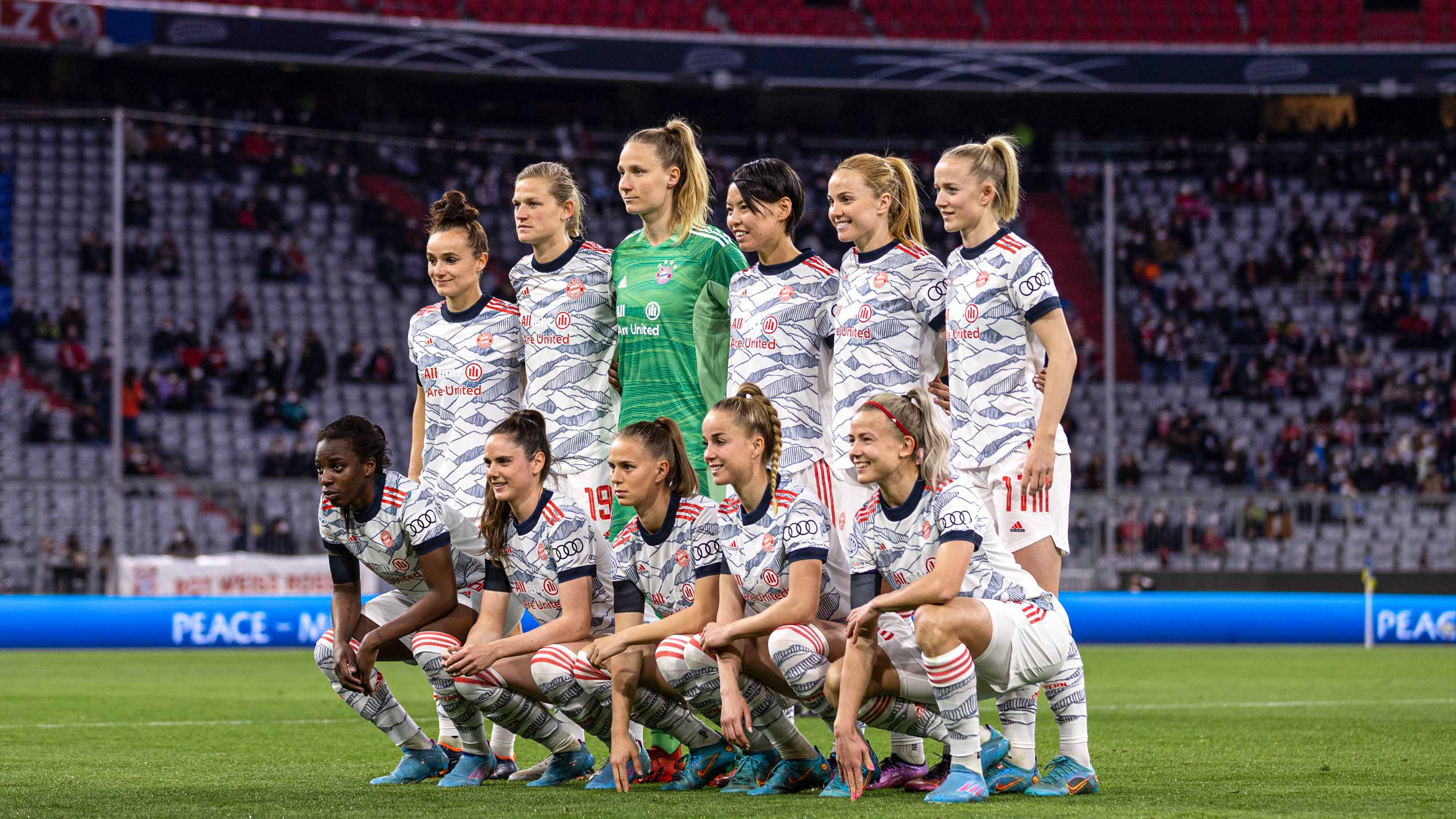 Die FC Bayern Frauen im Champions League-Spiel gegen Paris St. Germain in der Allianz Arena.