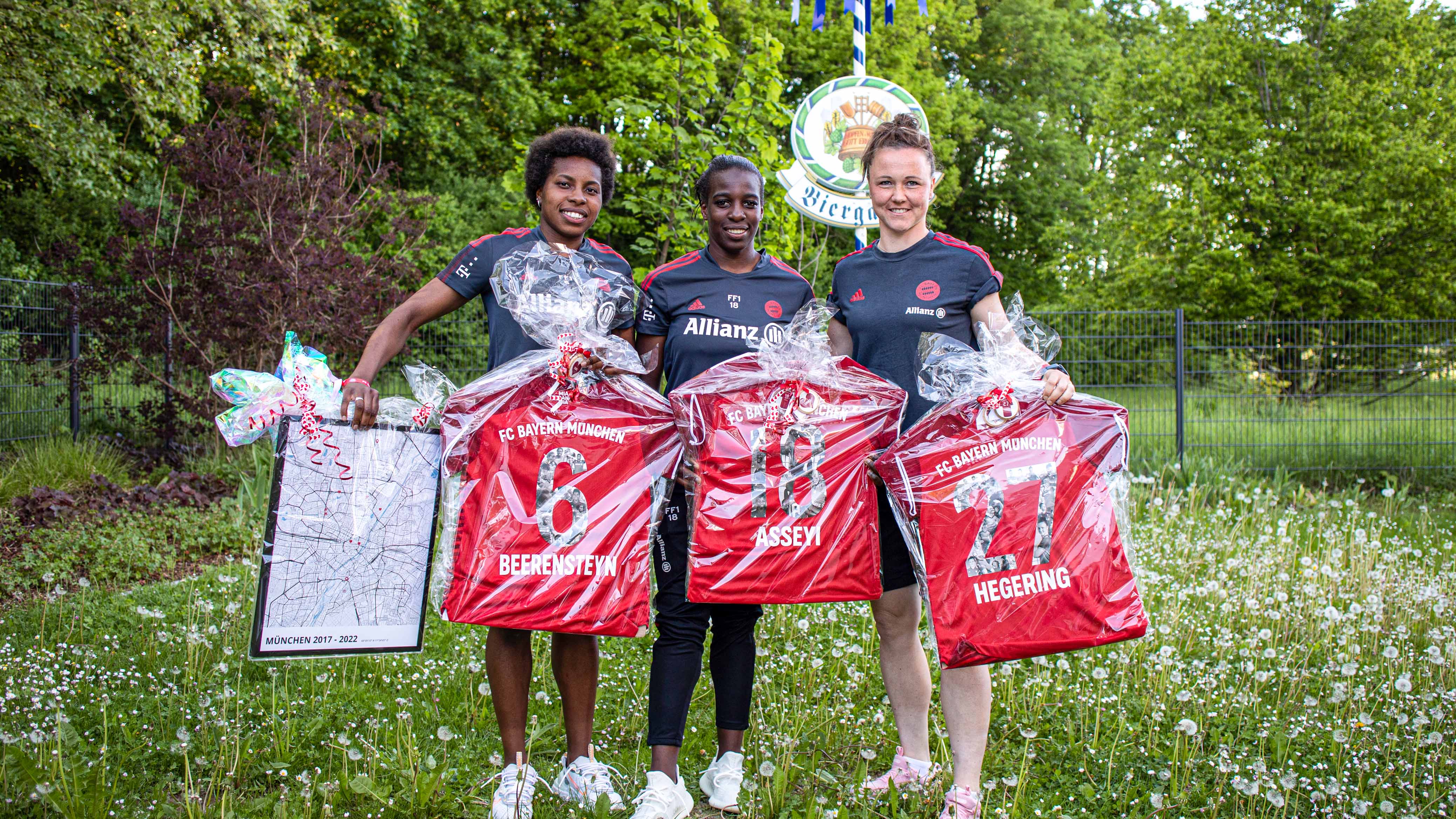 Lineth Beerensteyn, Viviane Asseyi und Marina Hegering von den FC Bayern Frauen.