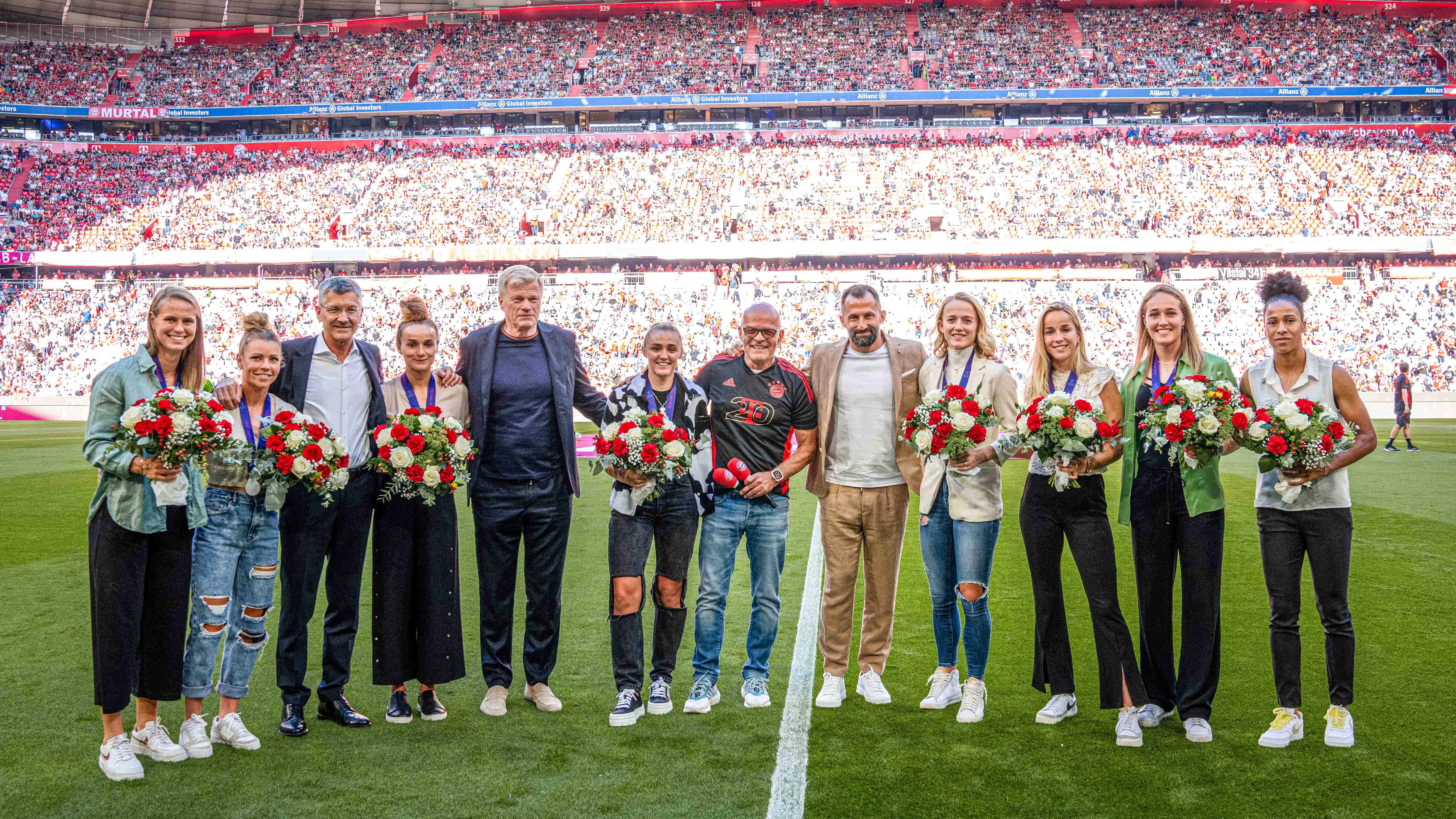 Die FC Bayern Frauen bei der Ehrung in der Allianz Arena.