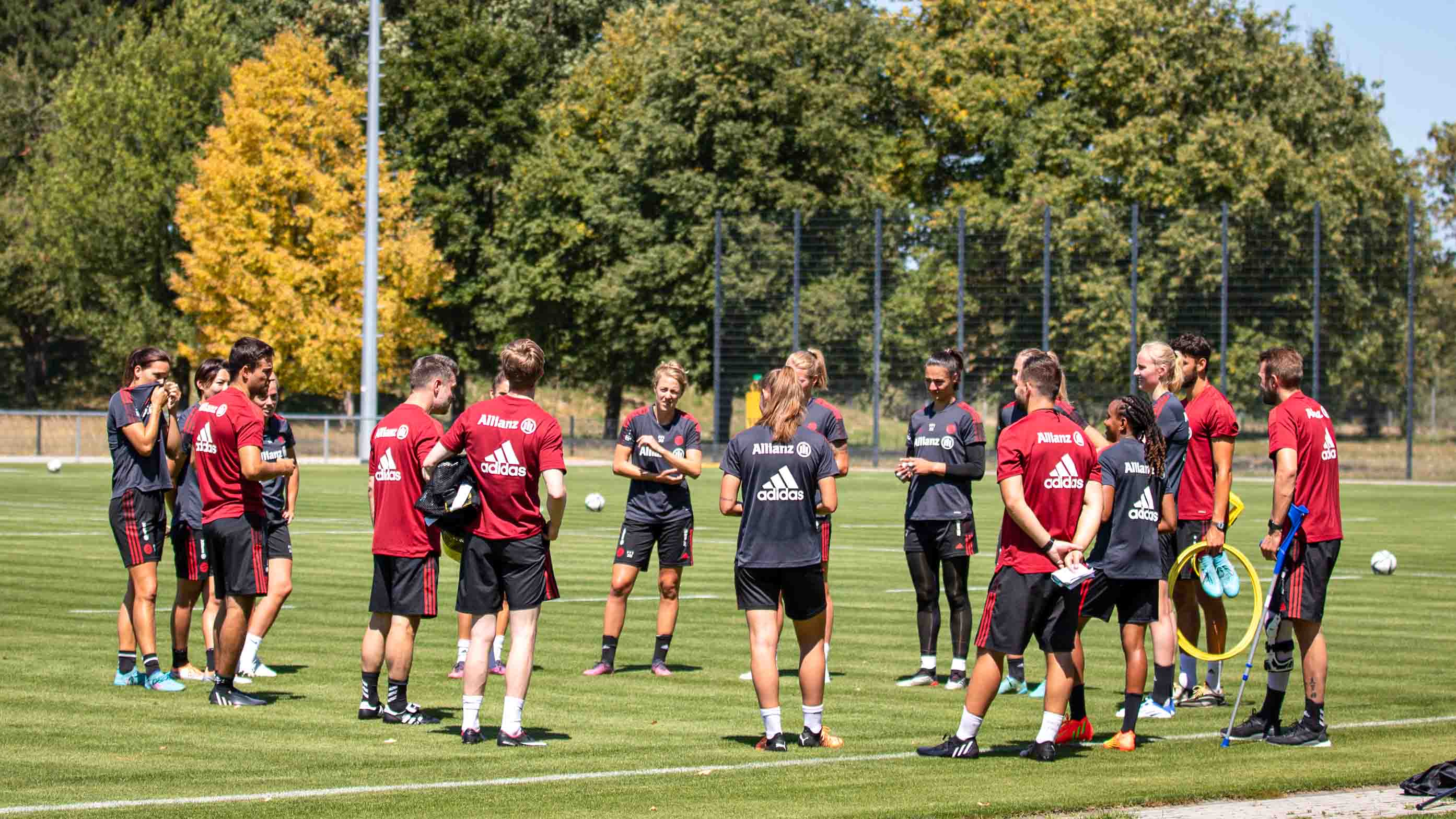 Die FC Bayern Frauen beim Training.