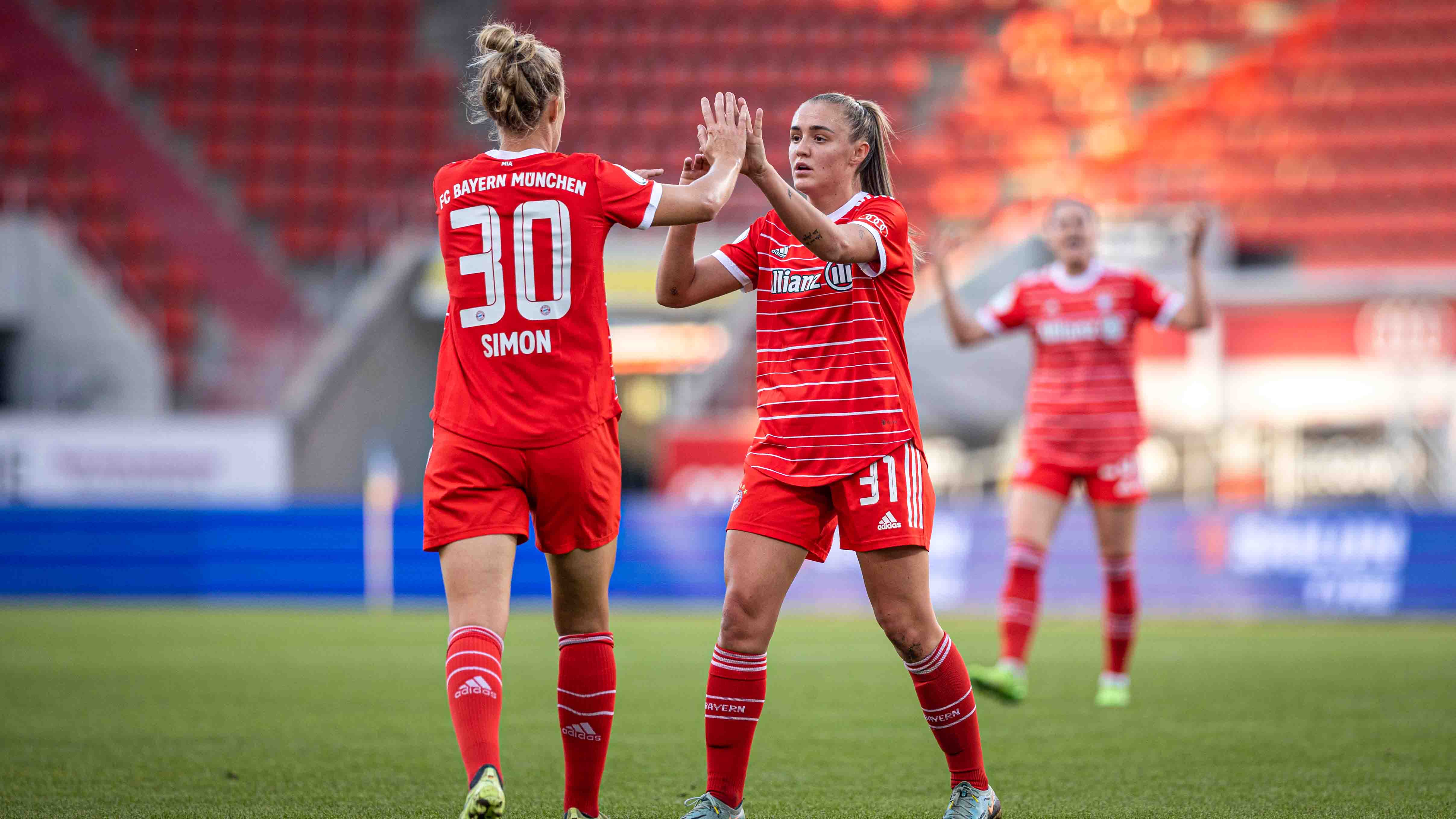 Die FC Bayern Frauen im DFB-Pokal-Spiel gegen den FC Ingolstadt.