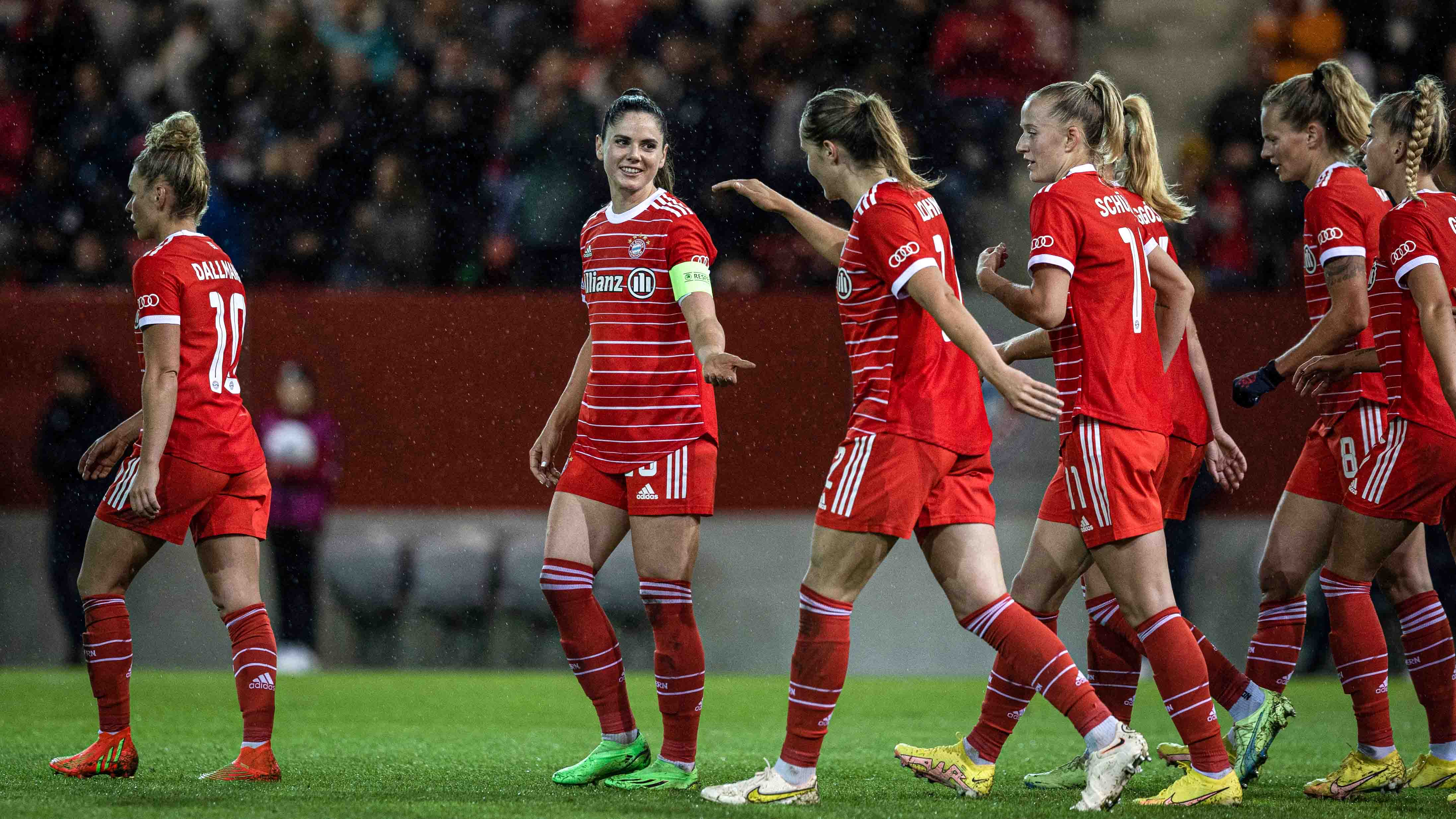 Die FC Bayern Frauen im Spiel gegen Real Sociedad.