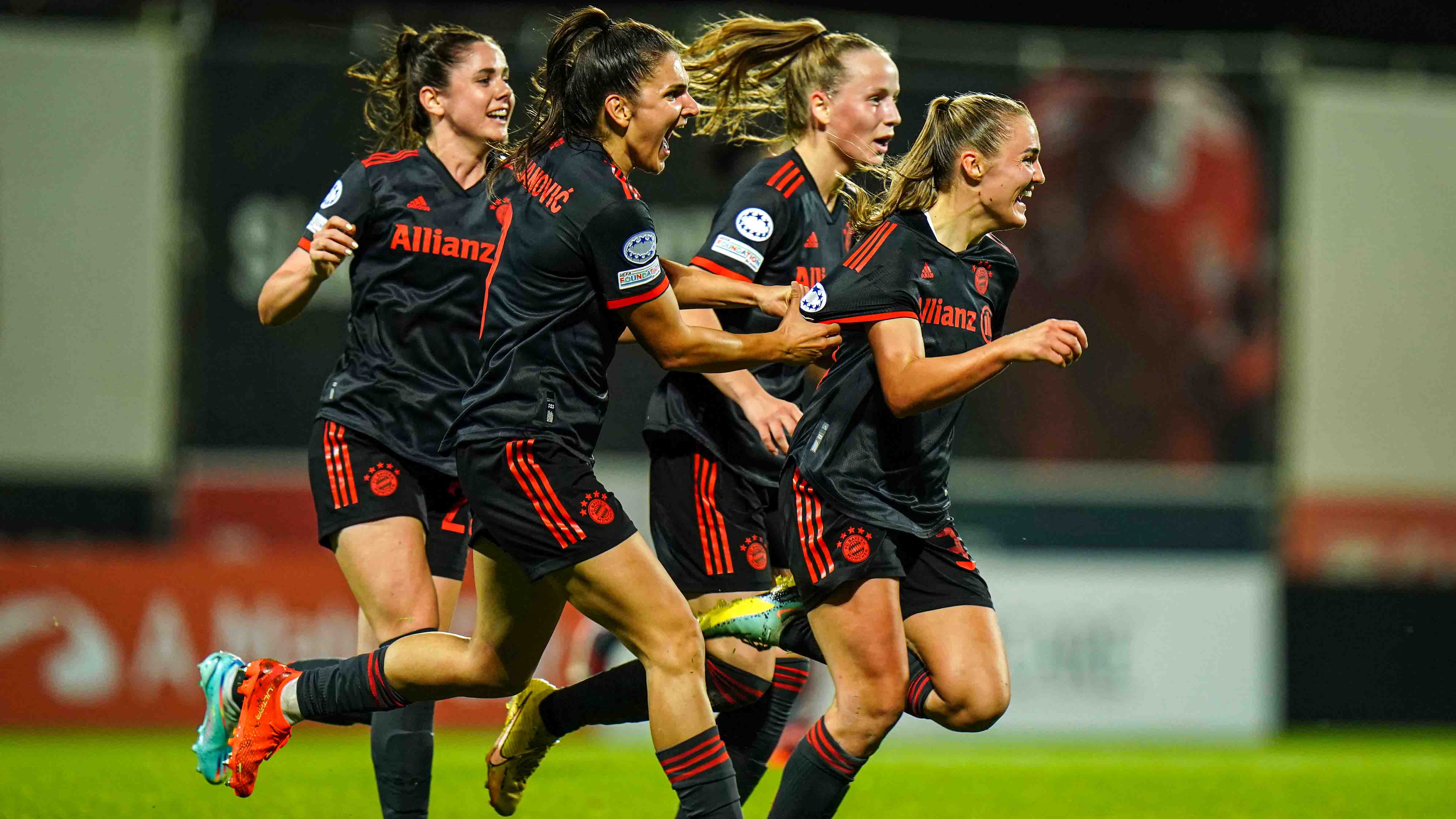 Die FC Bayern Frauen im Champions League-Spiel gegen Benfica Lissabon.