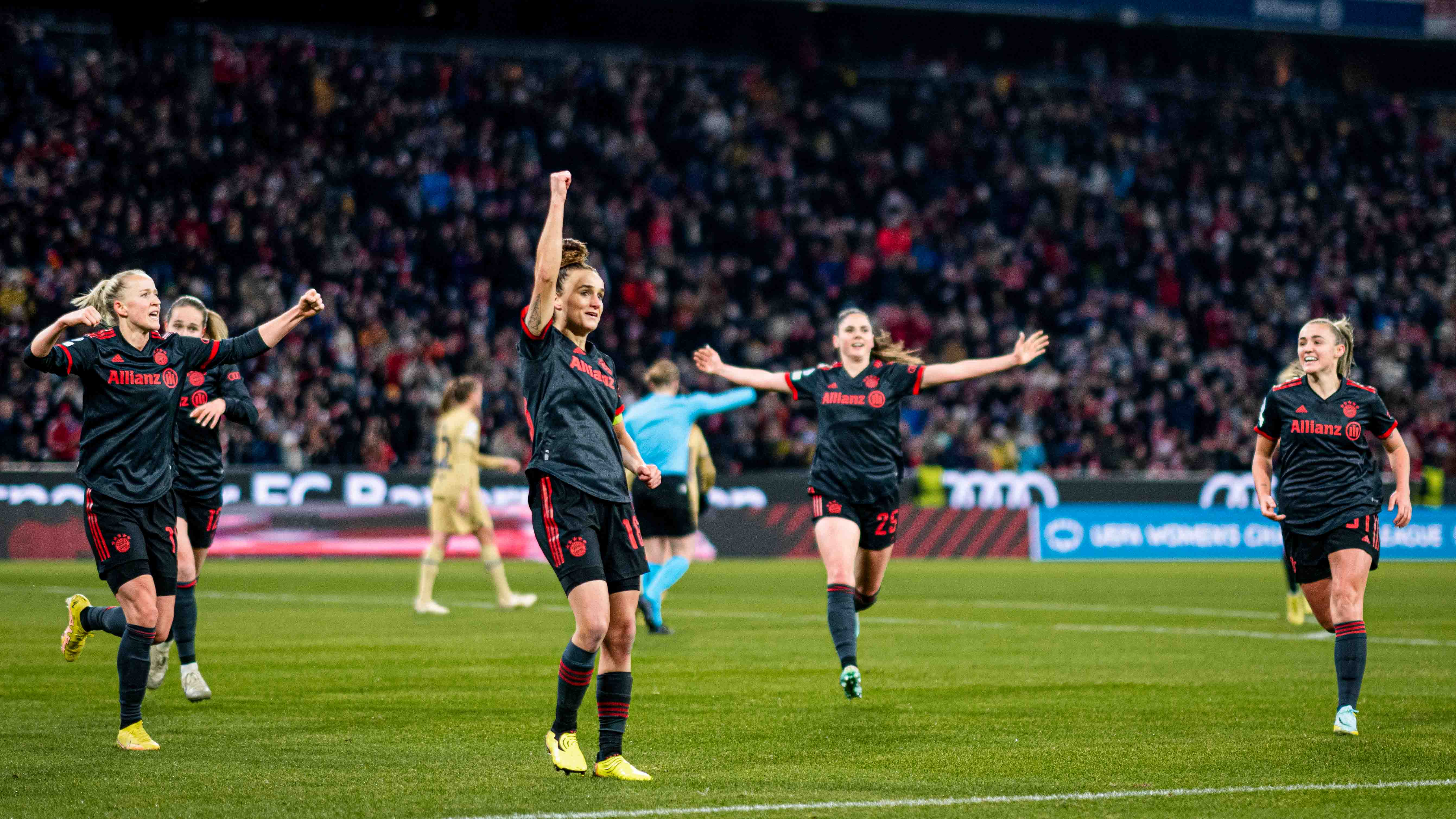 Die FC Bayern Frauen im Champions League-Spiel gegen den FC Barcelona.