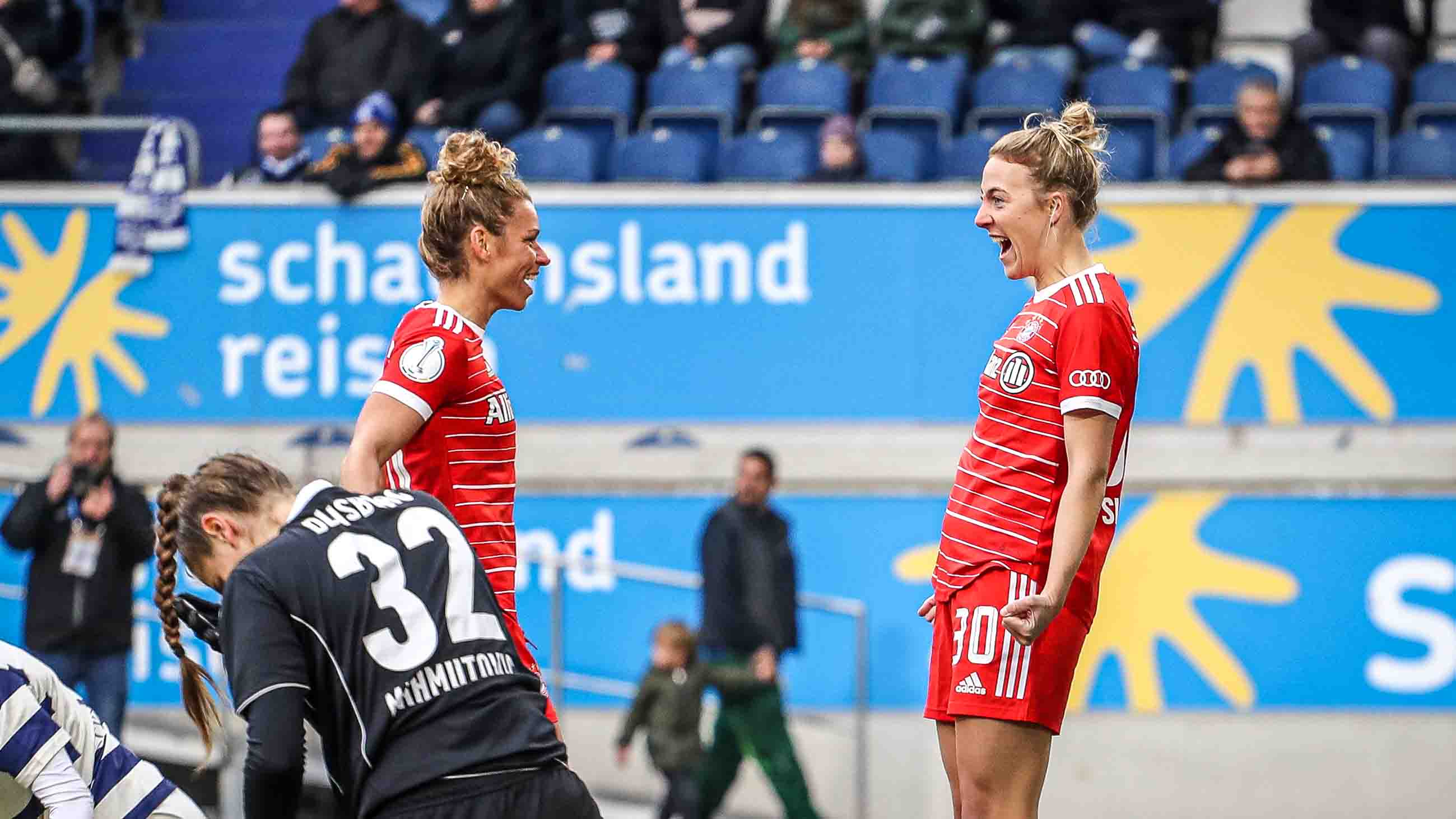 Die FC Bayern Frauen im DFB-Pokal-Spiel gegen Duisburg.