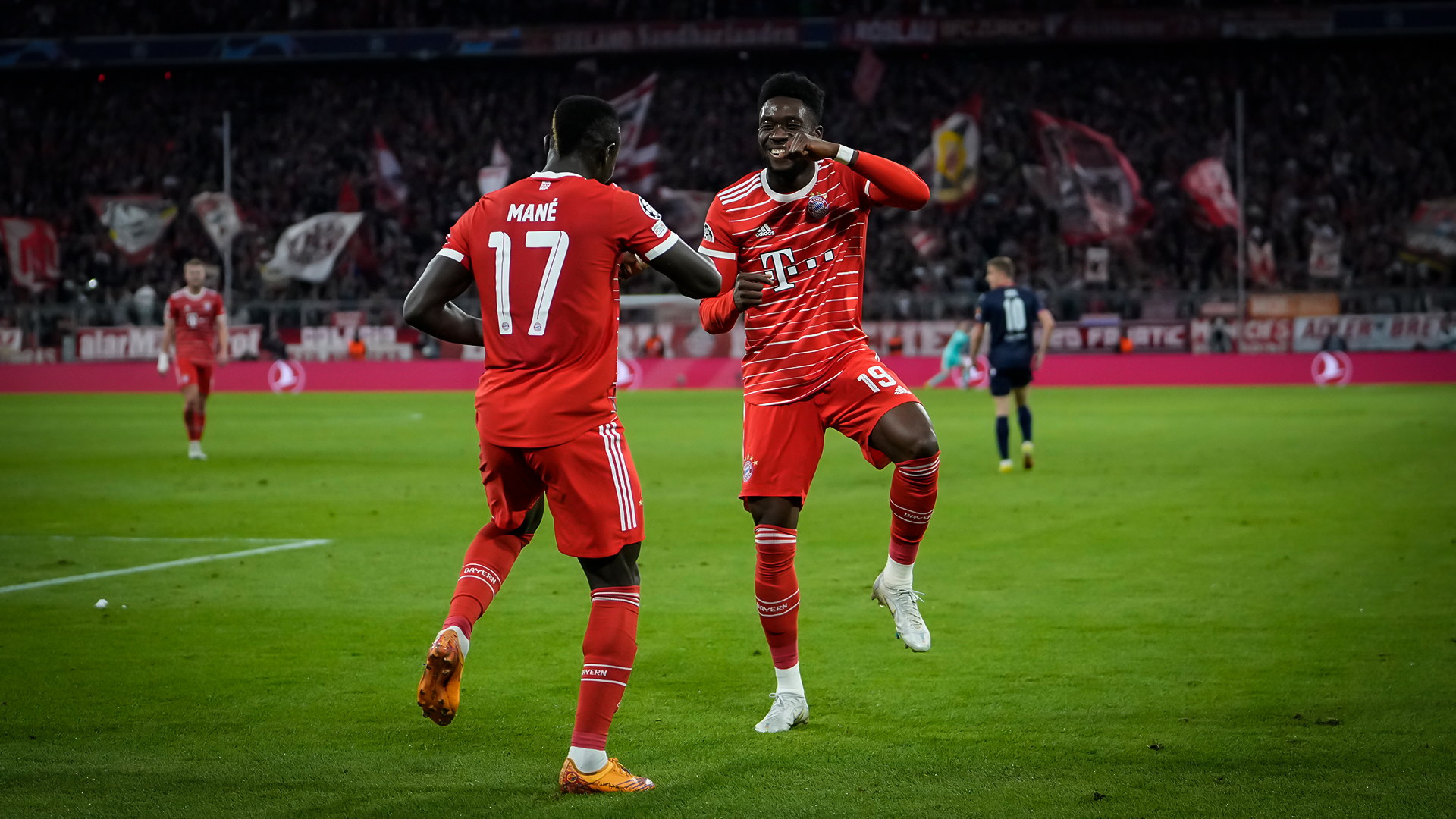 Celebration Sadio Mané Alphonso Davies Champions League