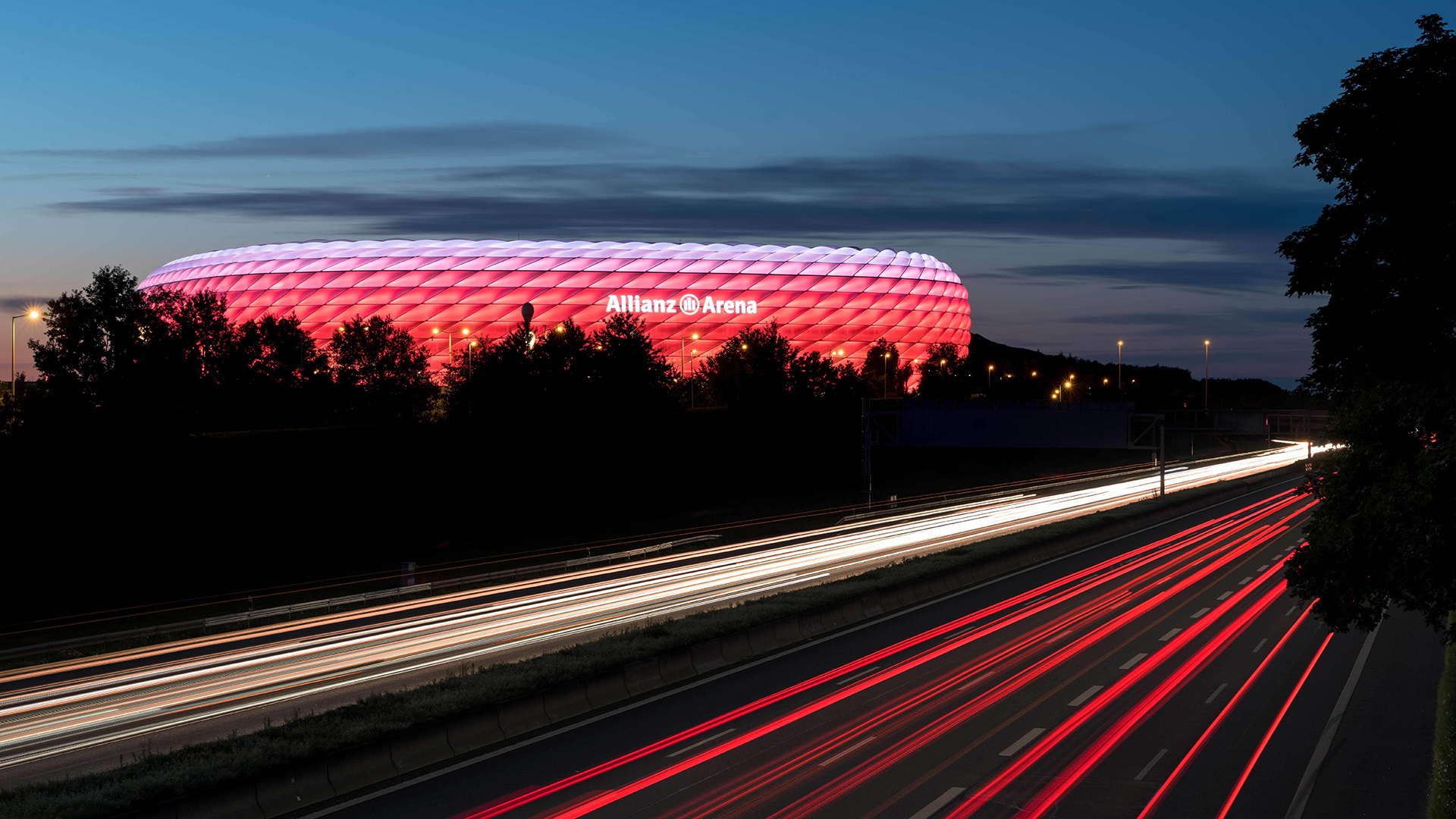 Autobahnzufahrt zur Allianz Arena bei Nacht