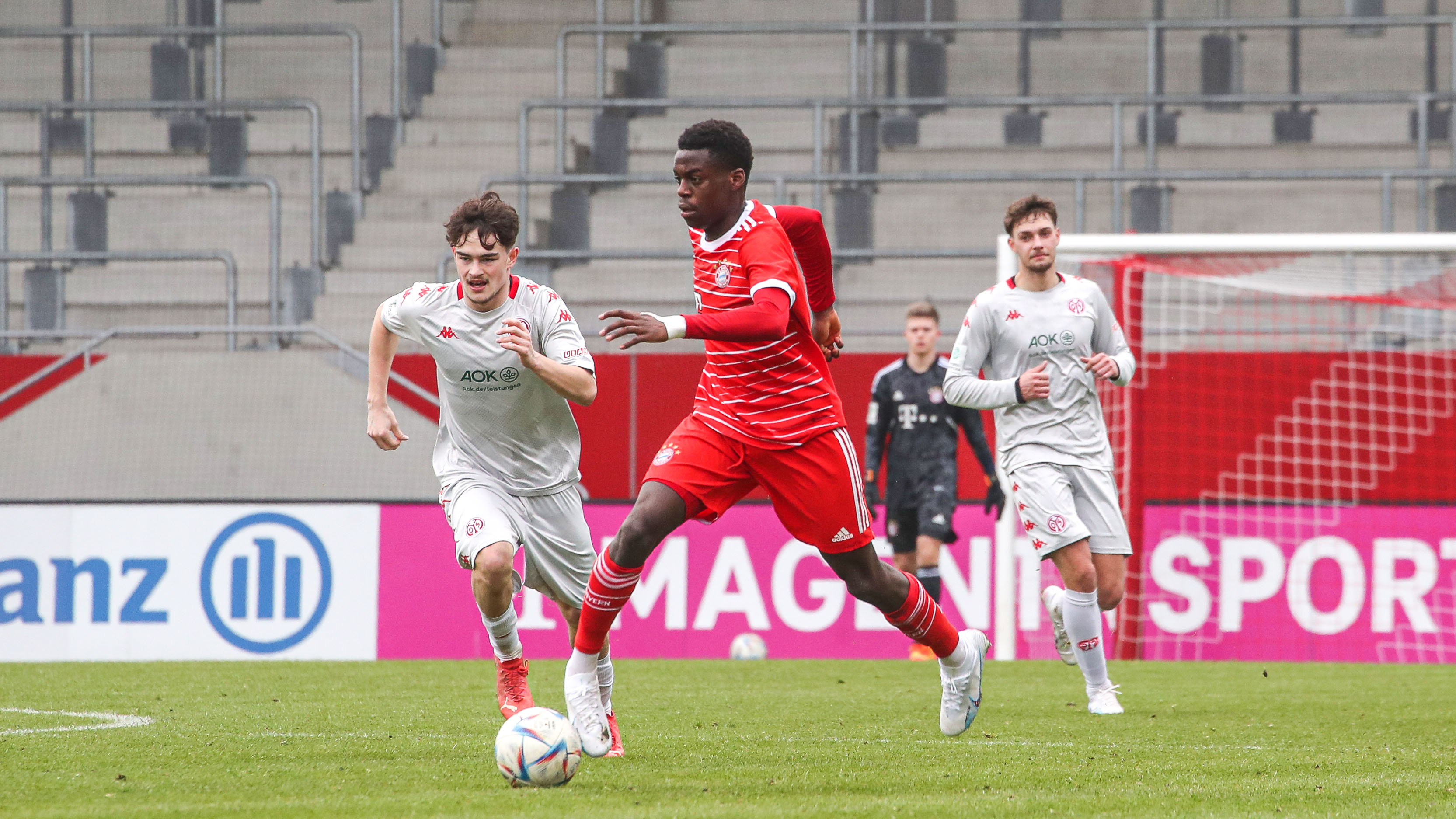 Noel Aseko Nkili von der U19 des FC Bayern.