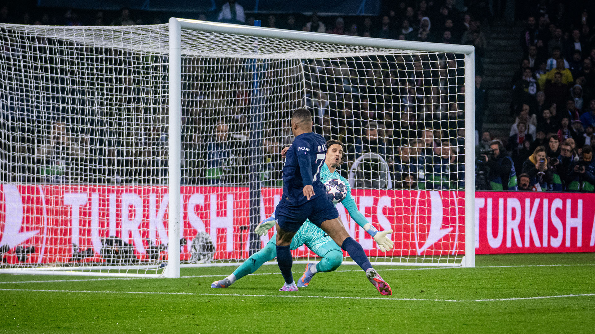 Yann Sommer, Kylian Mbappé