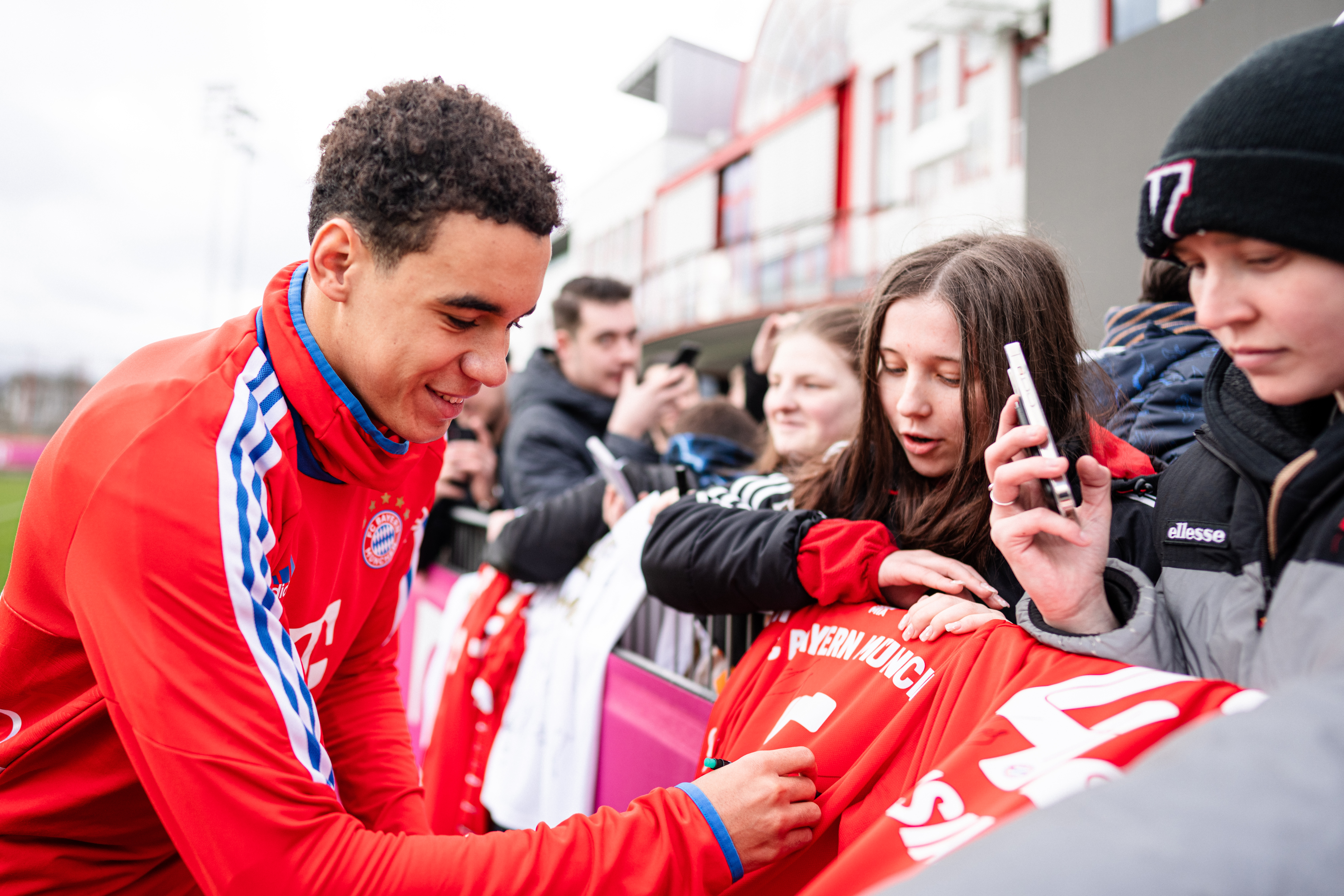 11-oeffentliches-training-fcbayern-230219-mel