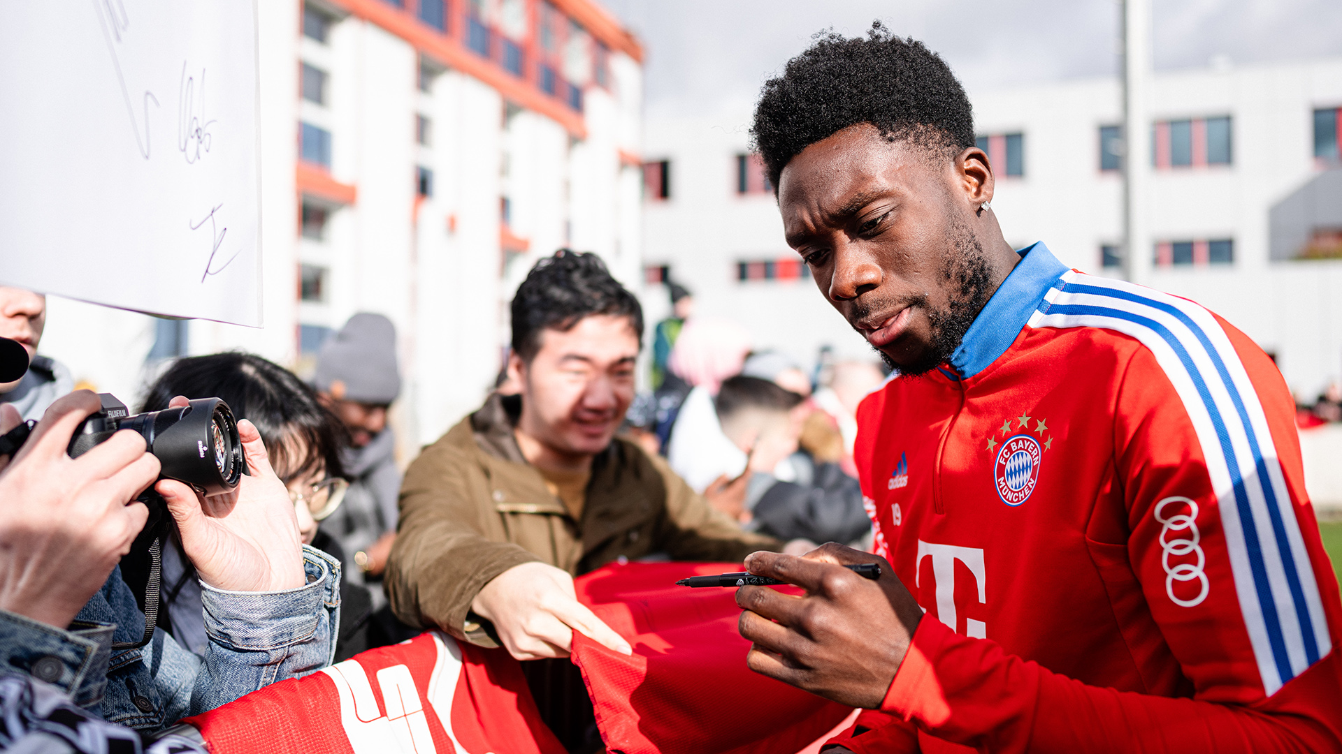 13-oeffentliches-training-fcbayern-230219-mel