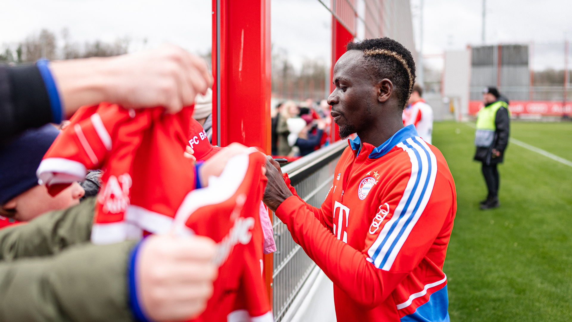 14-oeffentliches-training-fcbayern-230219-mel