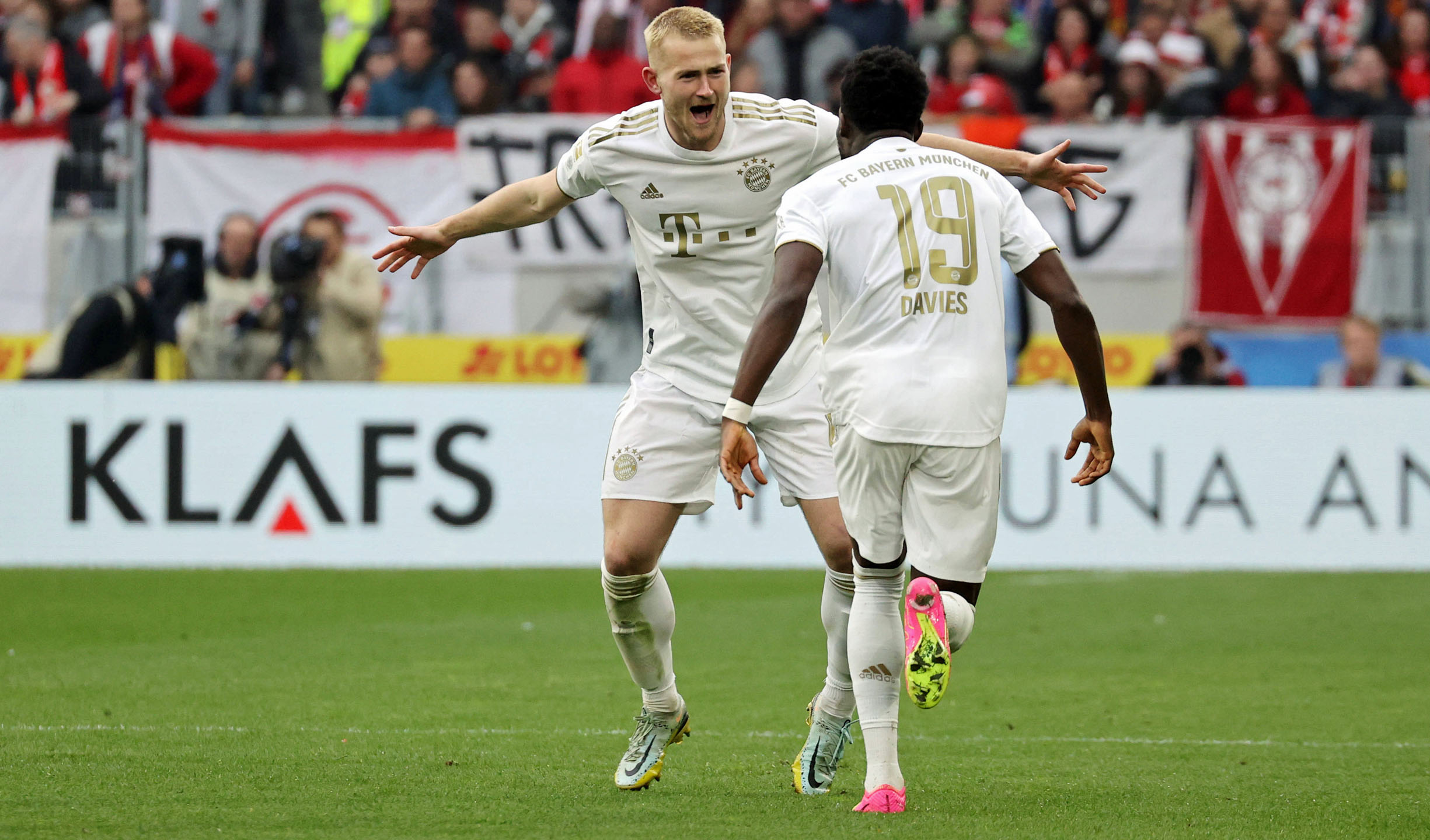 Matthijs de Ligt celebrates his match-winning goal against Freiburg.