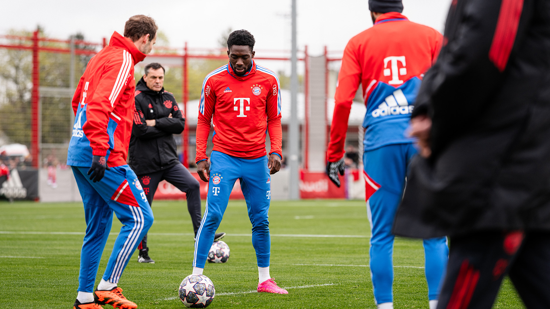 02-oeffentliches-Training-fcbayern-230416-mel