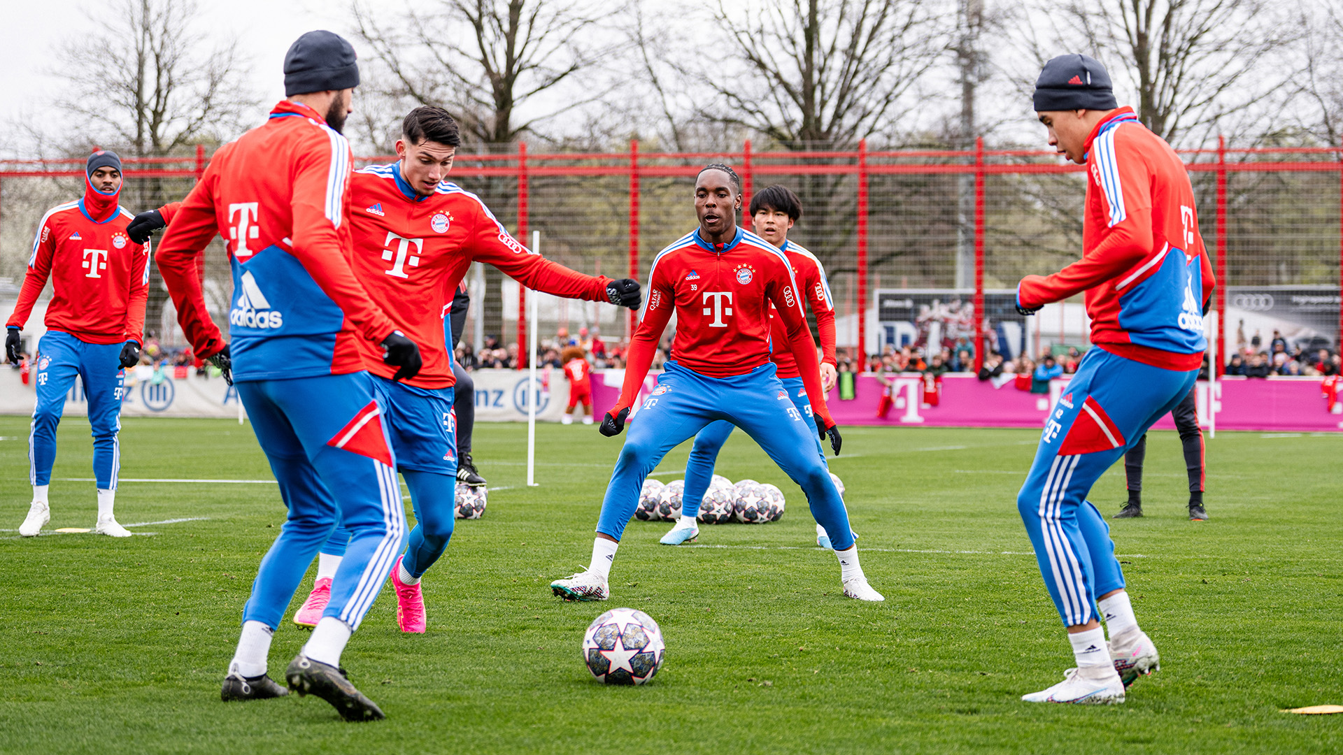 03-oeffentliches-Training-fcbayern-230416-mel