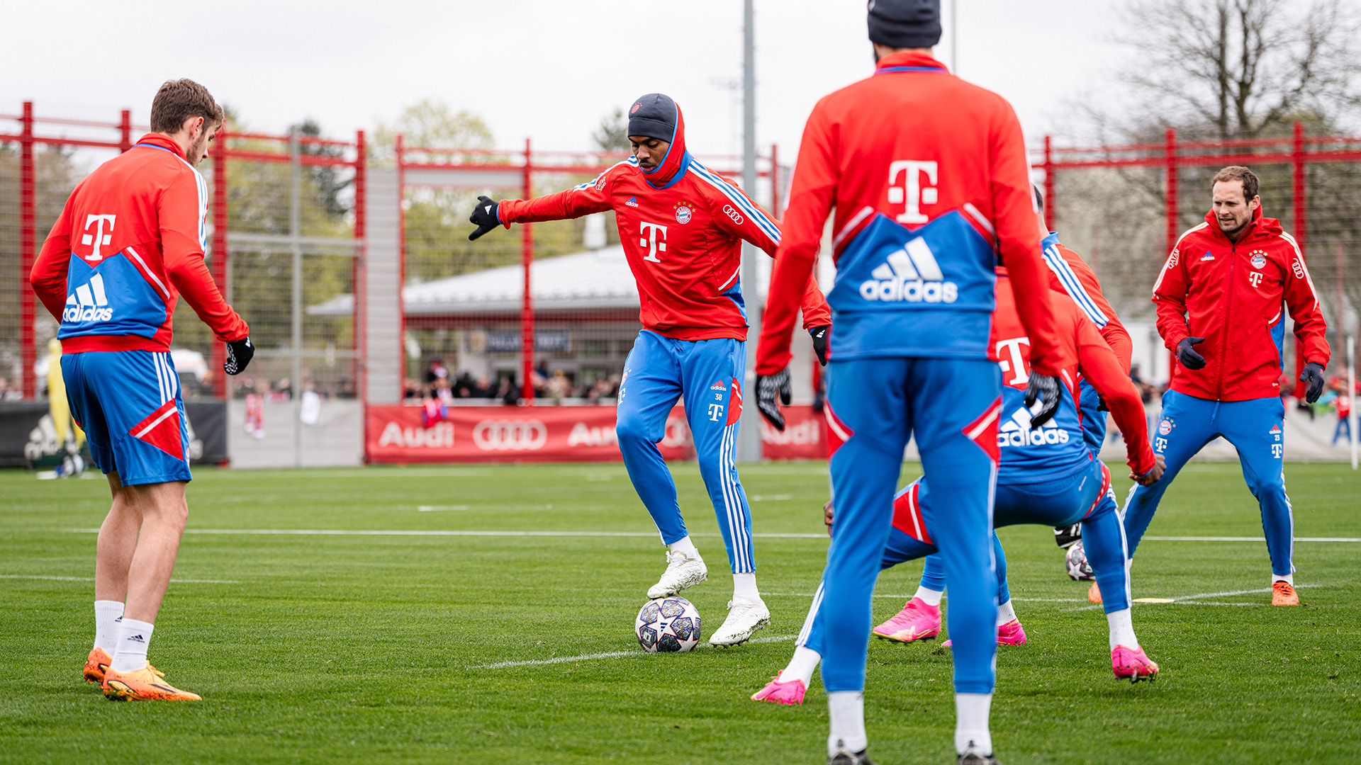 04-oeffentliches-Training-fcbayern-230416-mel