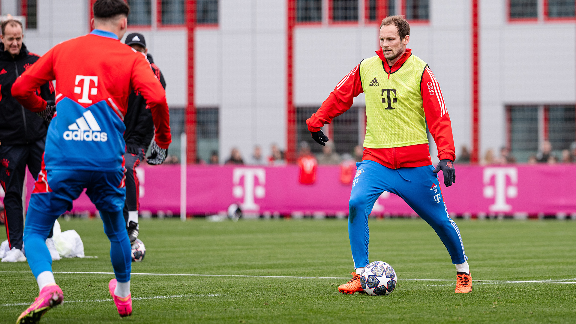 05-oeffentliches-Training-fcbayern-230416-mel