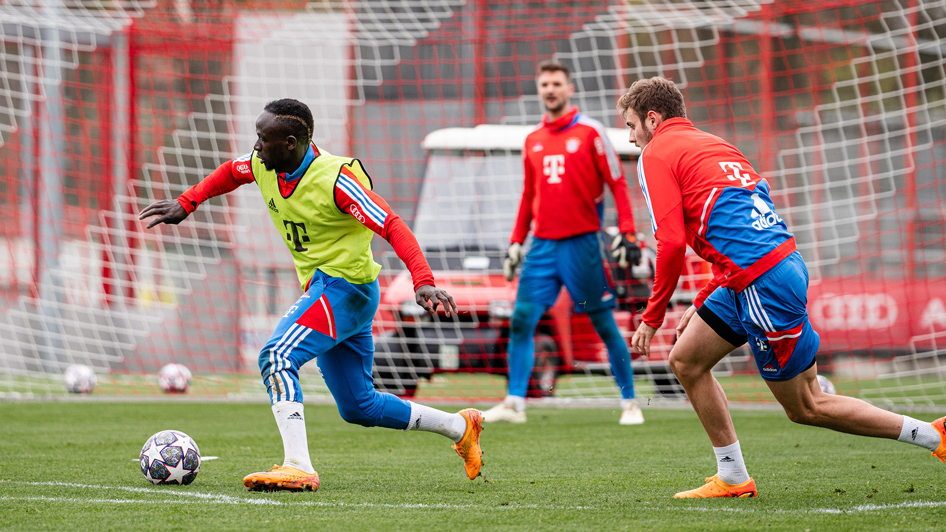 10-oeffentliches-Training-fcbayern-230416-mel