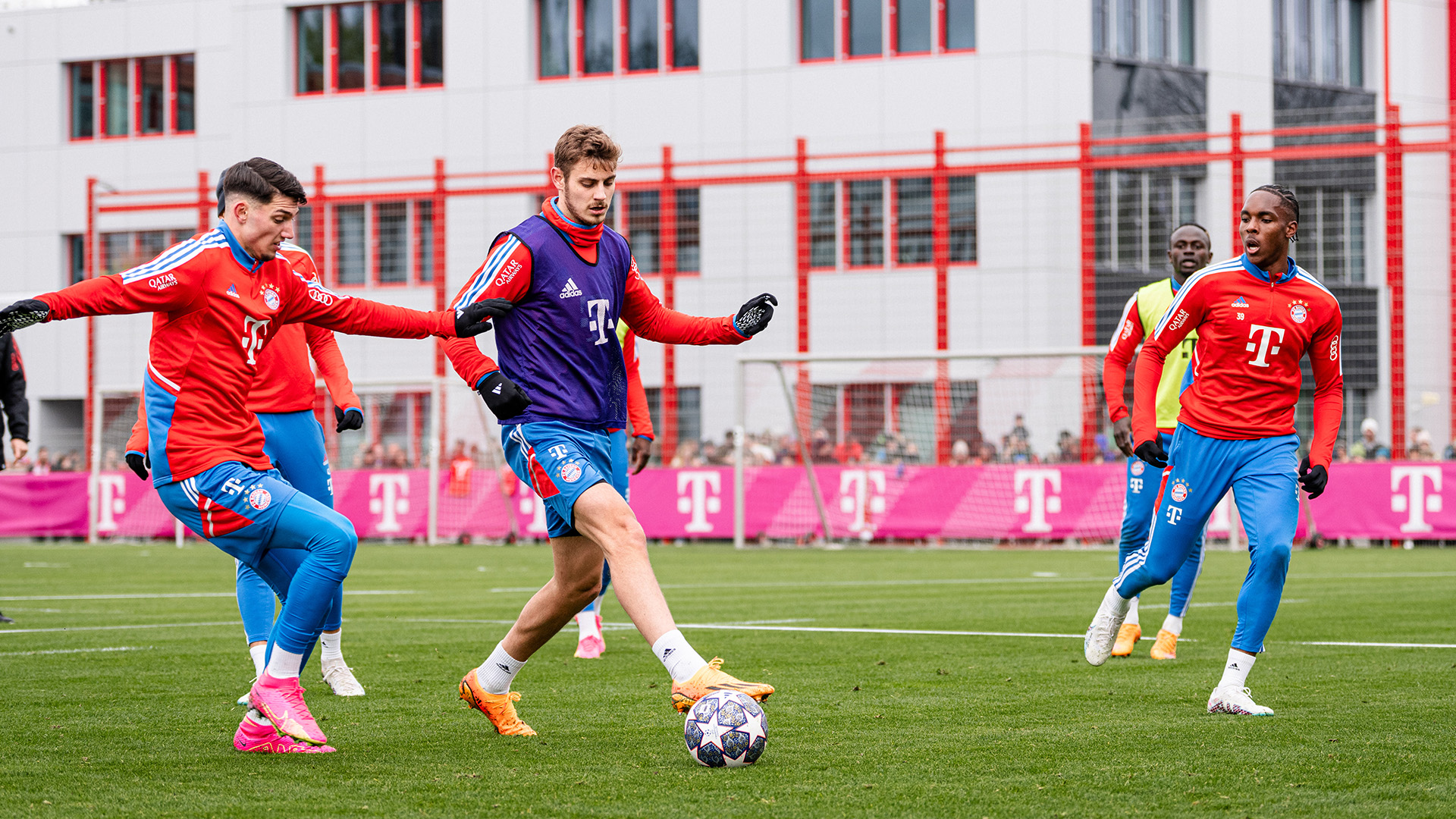 11-oeffentliches-Training-fcbayern-230416-mel