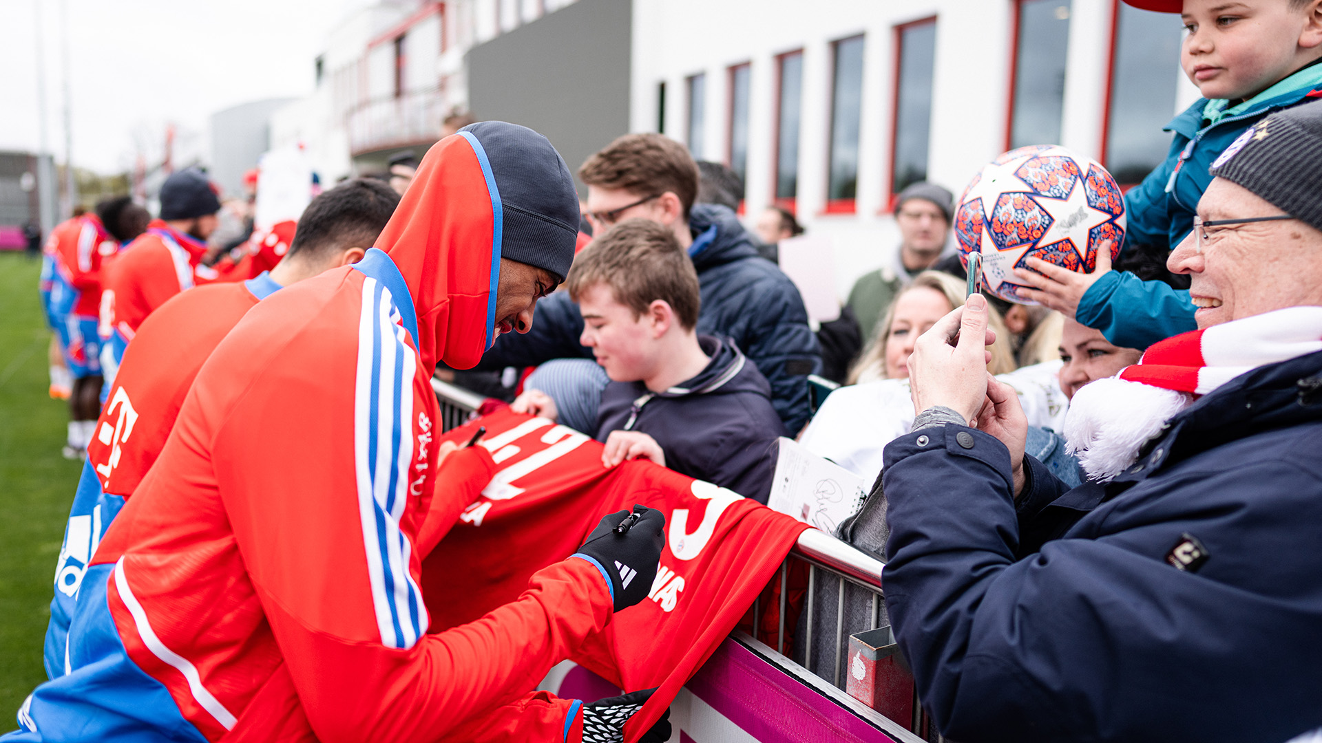 14-oeffentliches-Training-fcbayern-230416-mel