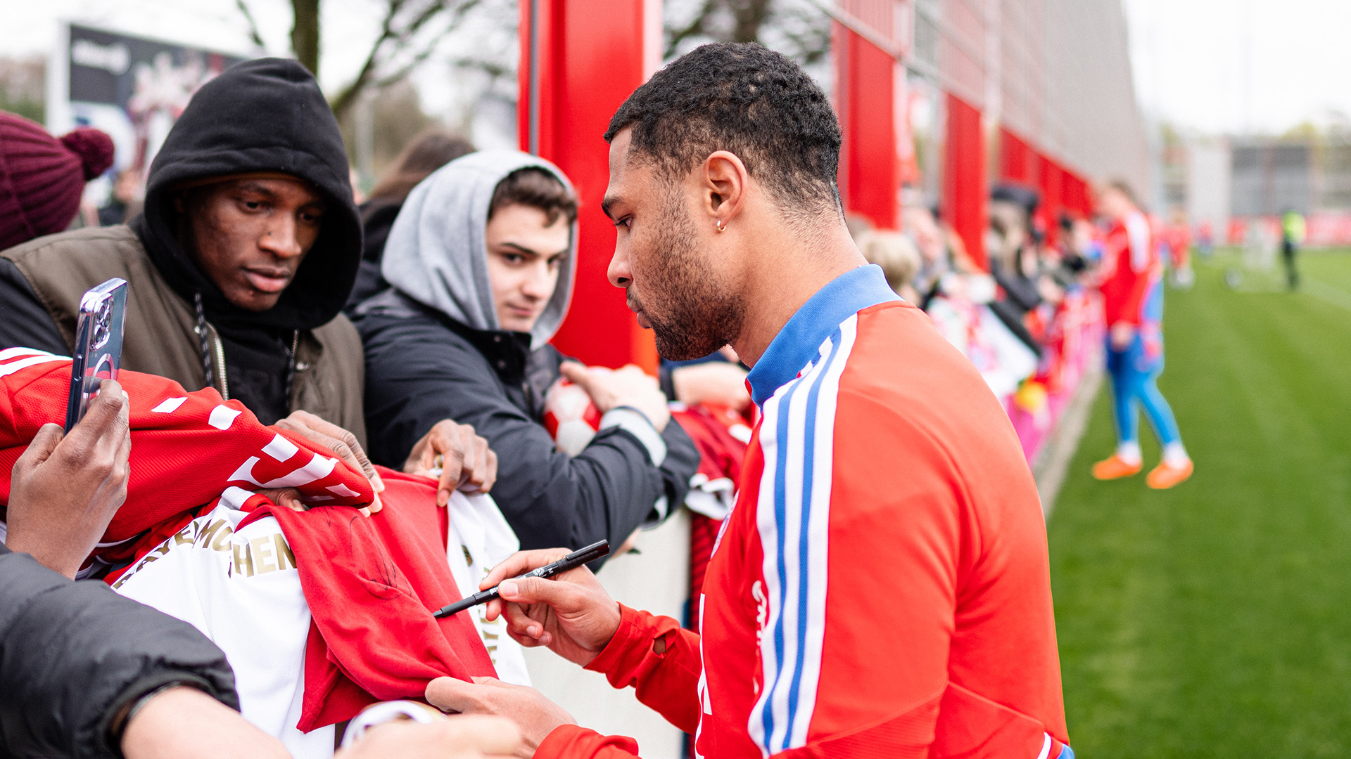 15-oeffentliches-Training-fcbayern-230416-mel