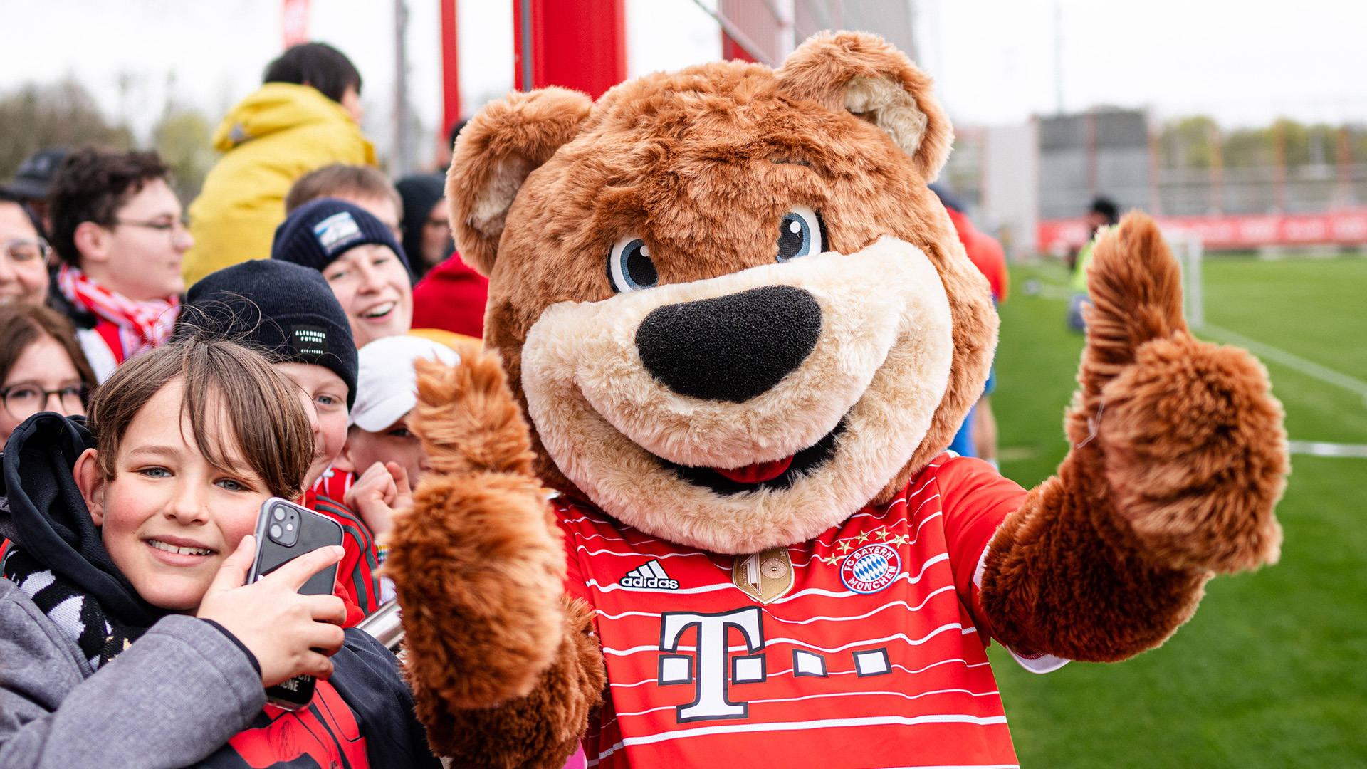 18-oeffentliches-Training-fcbayern-230416-mel