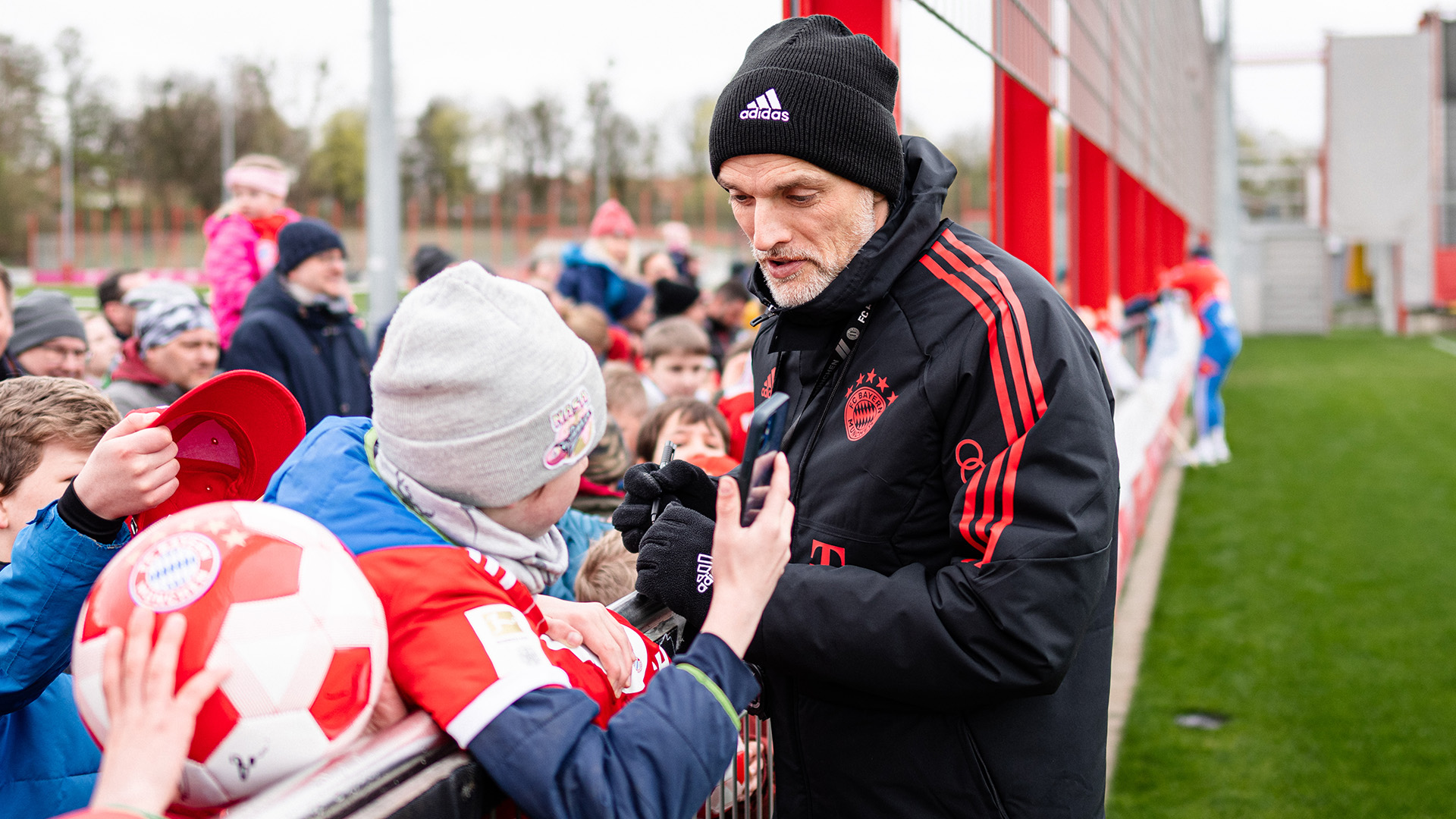 13-oeffentliches-Training-fcbayern-230416-mel