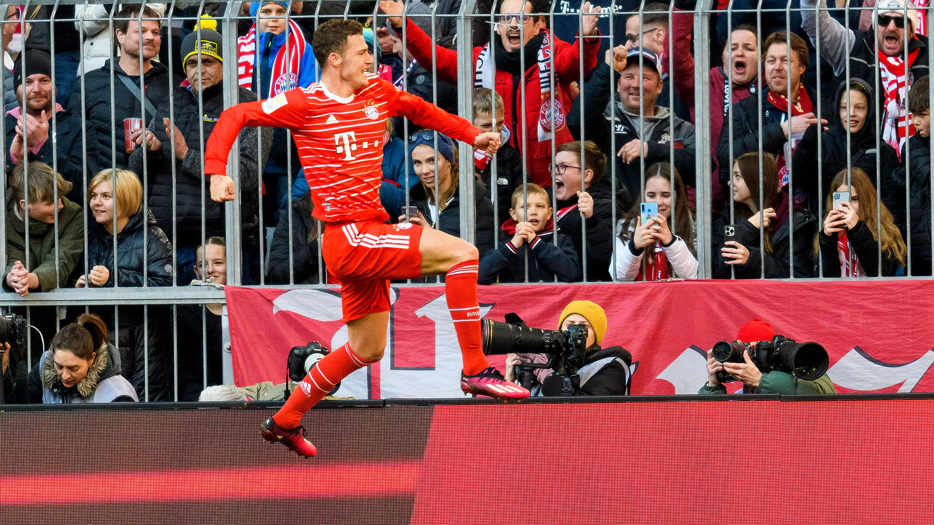 Benjamin Pavard ist Schütze des FC Bayern Tor des Monats März 2023