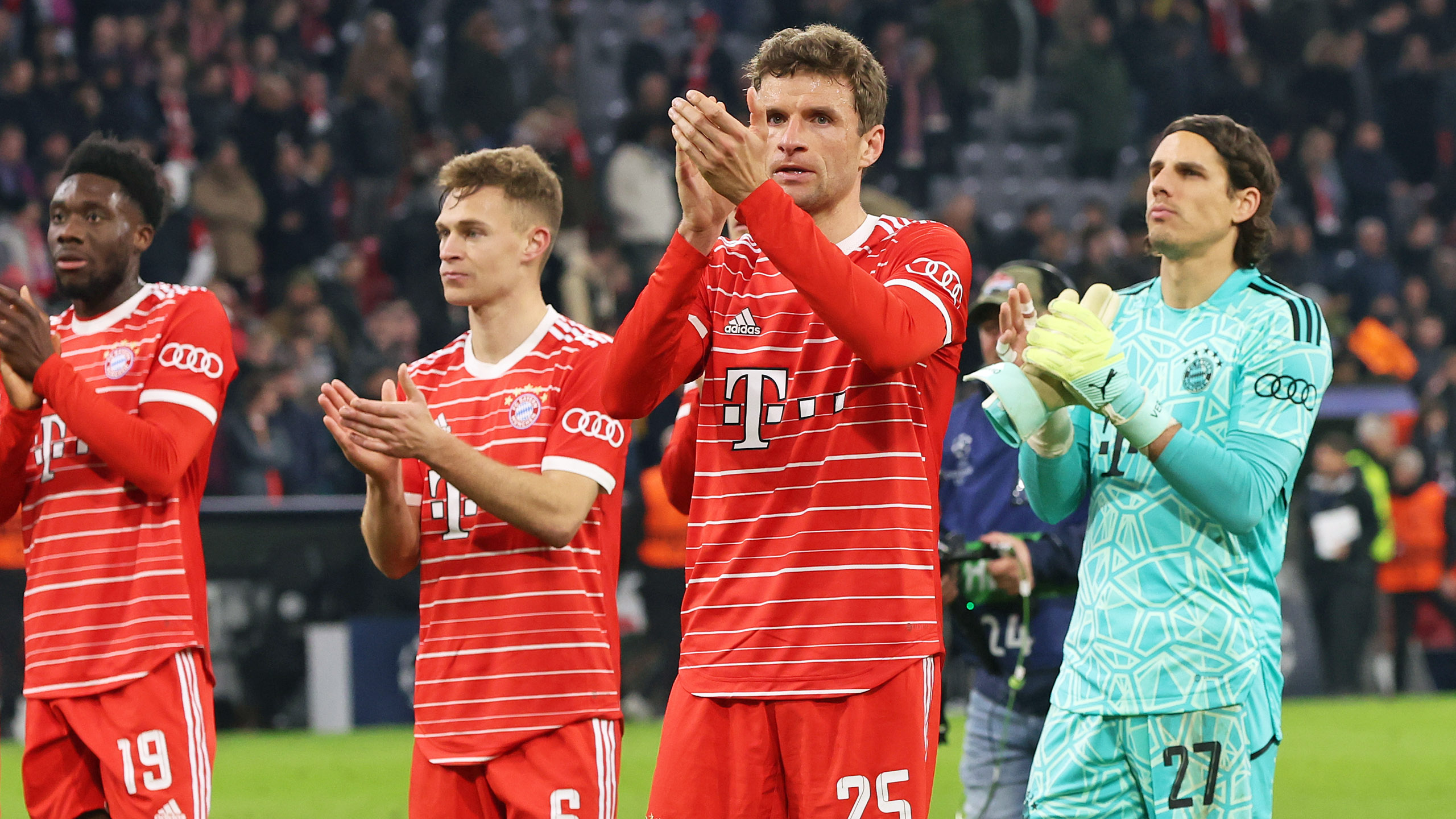 Thomas Müller thanks the Bayern fans